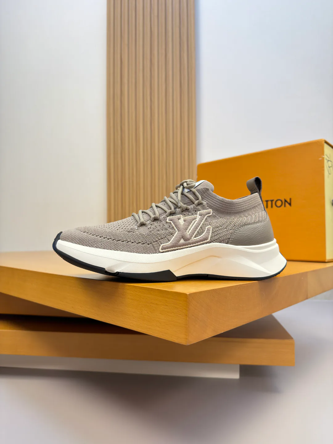 Men's Sneakers LOUIS VUITTON 18142542