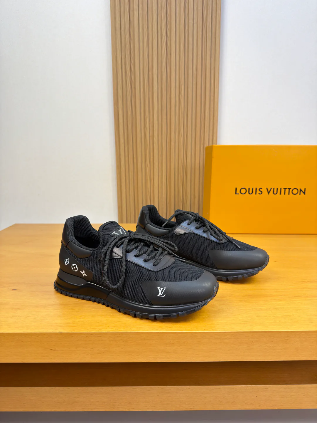 Men's Sneakers LOUIS VUITTON 17955084