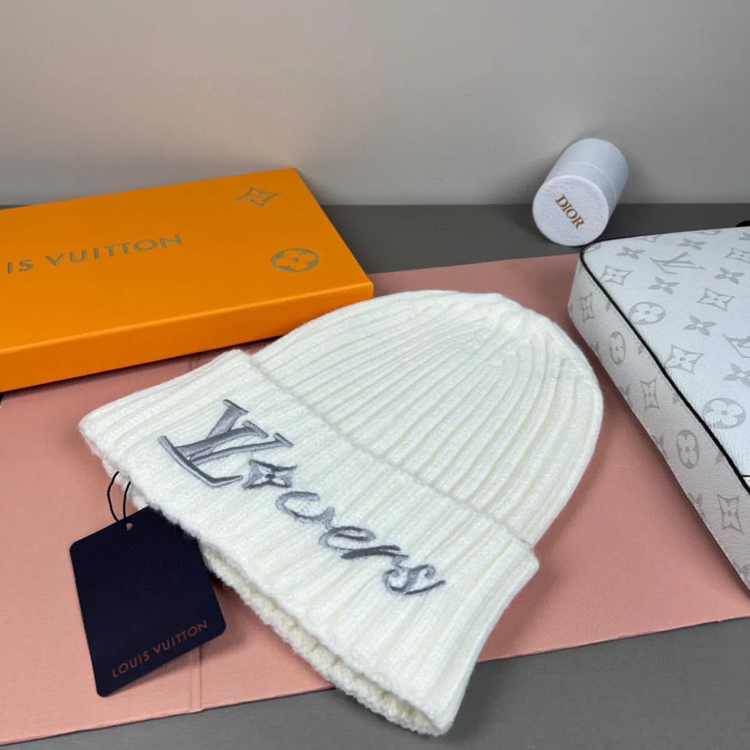 Hats LOUIS VUITTON 18105735