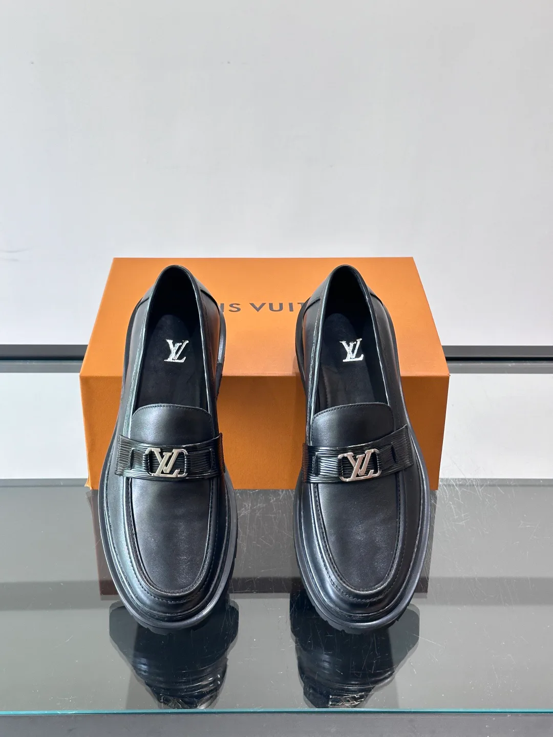 Men's Loafers And Dress Shoes LOUIS VUITTON 17646070
