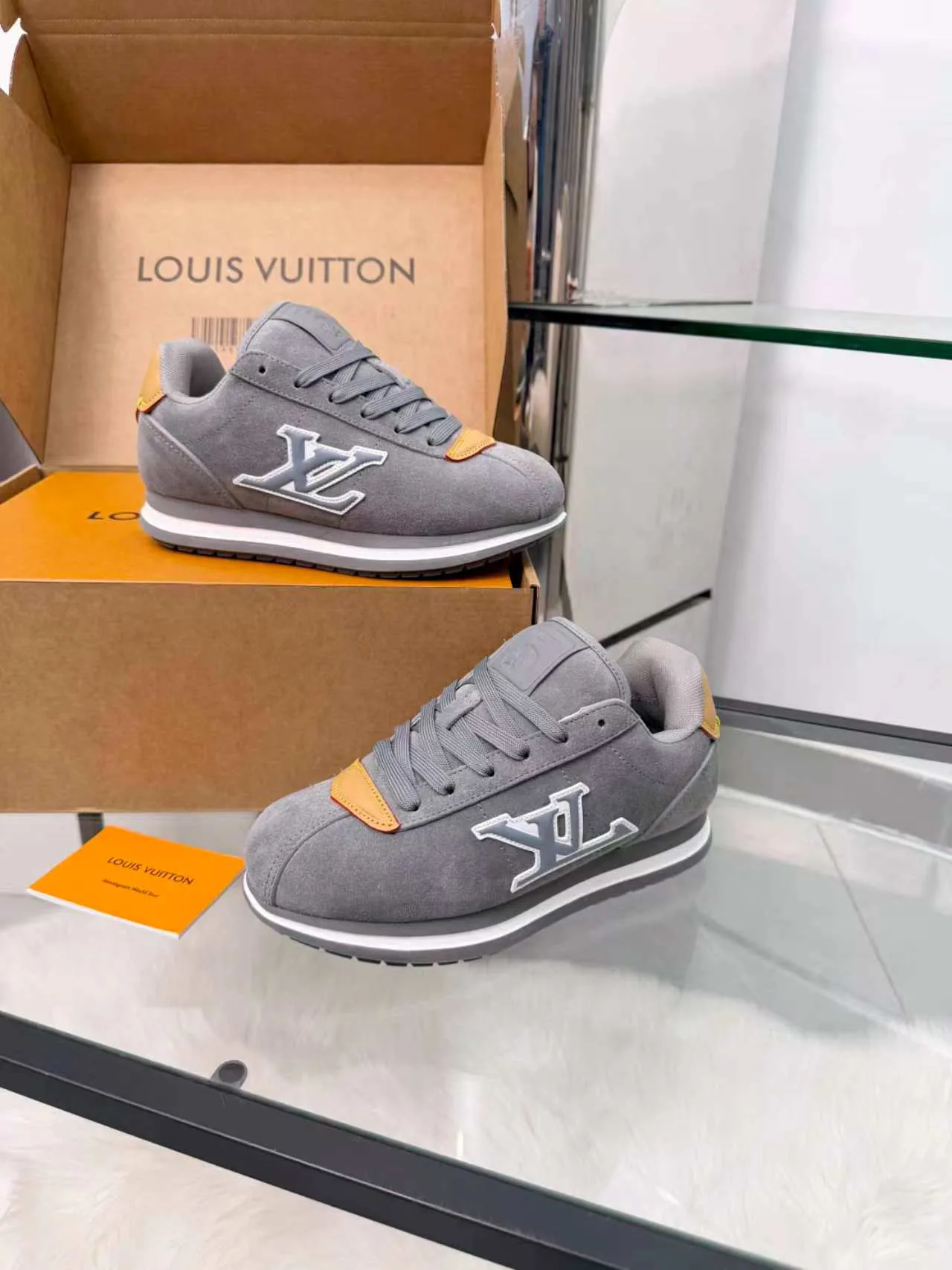 Women's Sneakers LOUIS VUITTON 18417395
