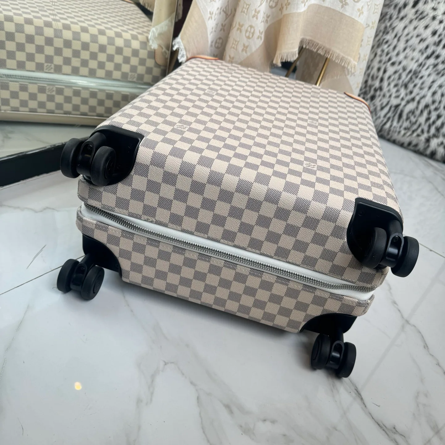 Suitcases LOUIS VUITTON 17675229