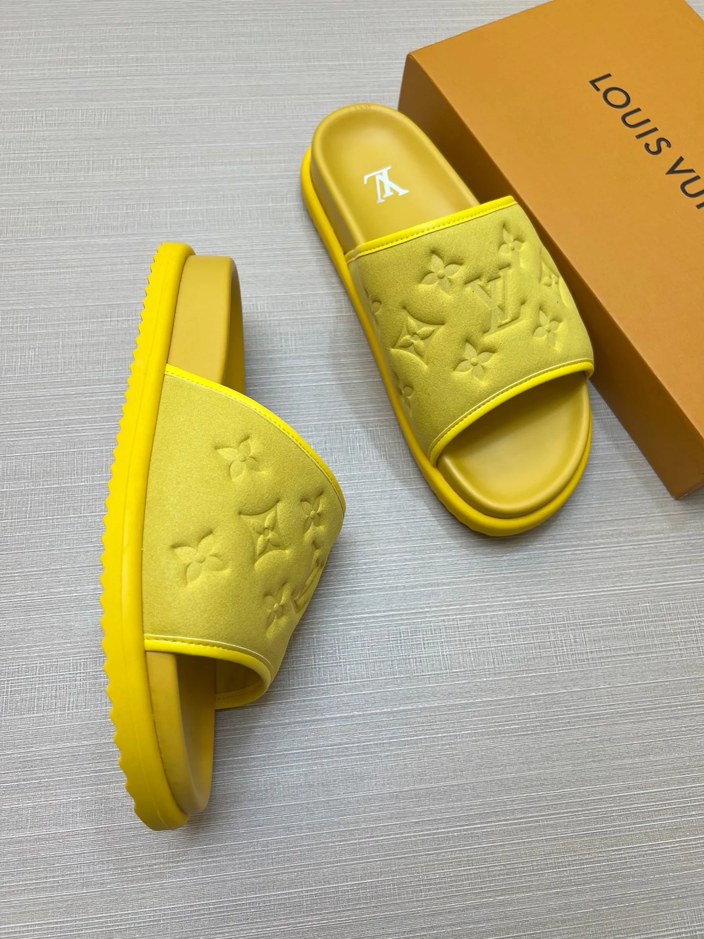 Women's Flip-Flops LOUIS VUITTON 18011810