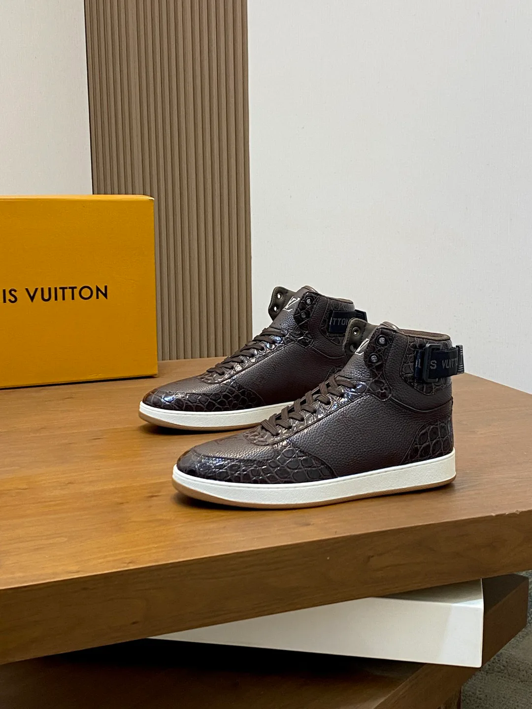 Men's Sneakers LOUIS VUITTON 18265102