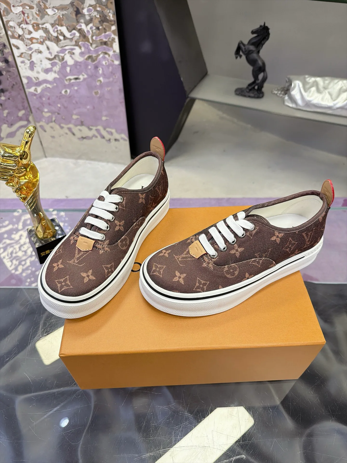 Men's Sneakers LOUIS VUITTON 17930902