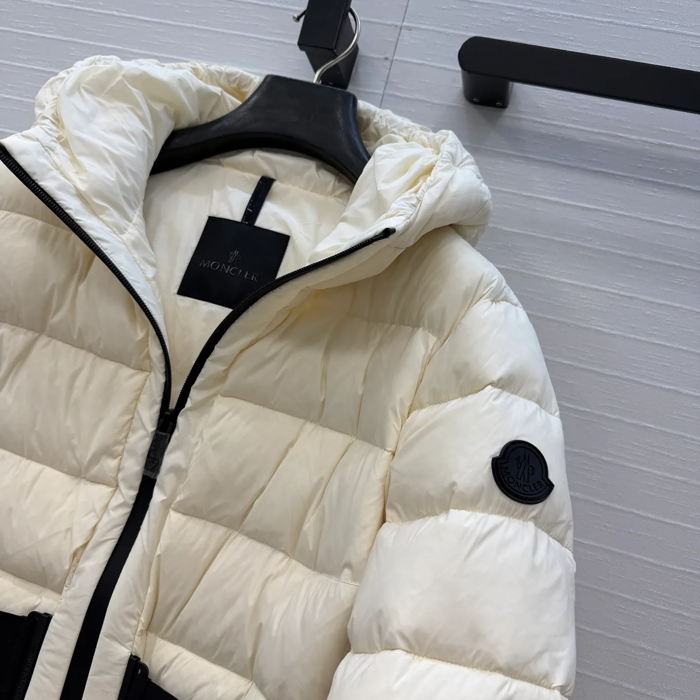 Women's Jackets And Down Jackets MONCLER 18279084