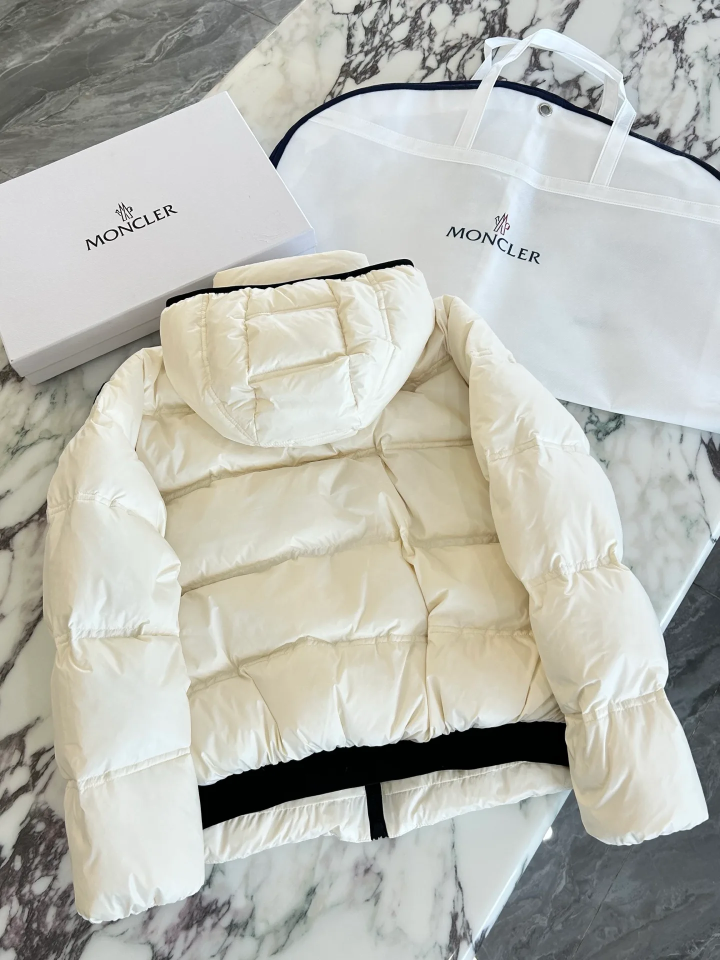 Women's Jackets And Down Jackets MONCLER 17904501