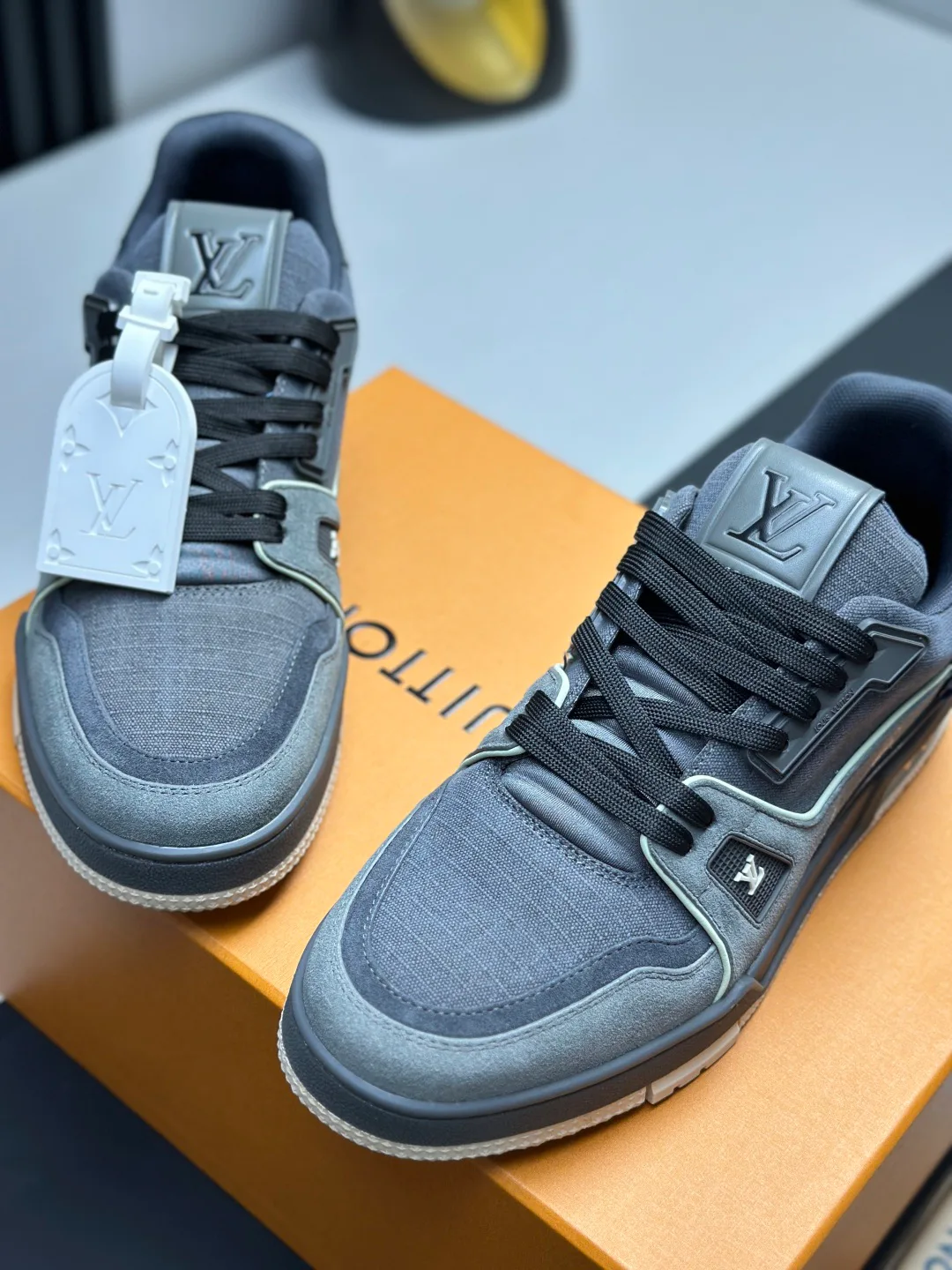 Women's Sneakers LOUIS VUITTON 18011602