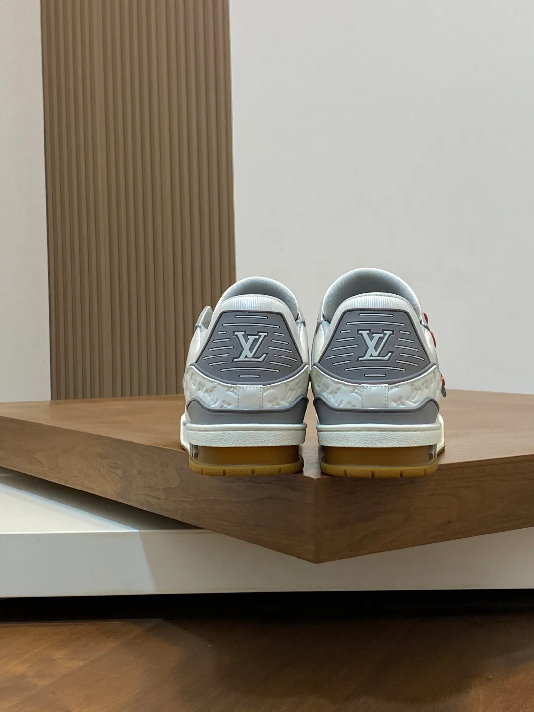 Women's Sneakers LOUIS VUITTON 18100327