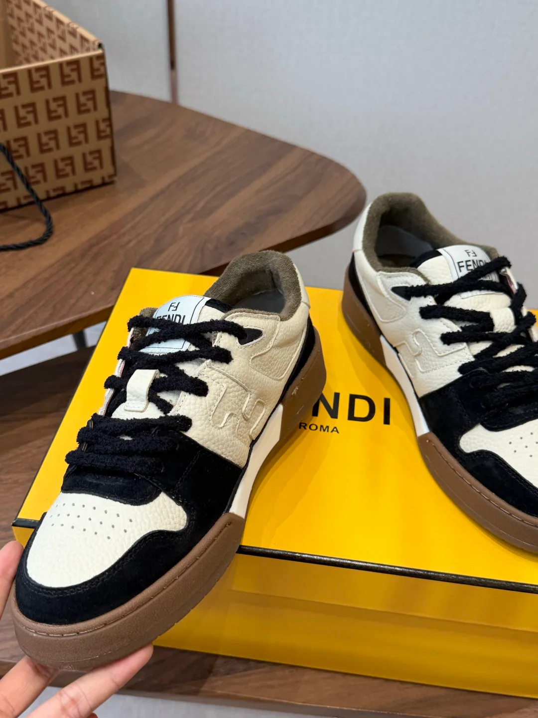 Women's Sneakers FENDI 17908426