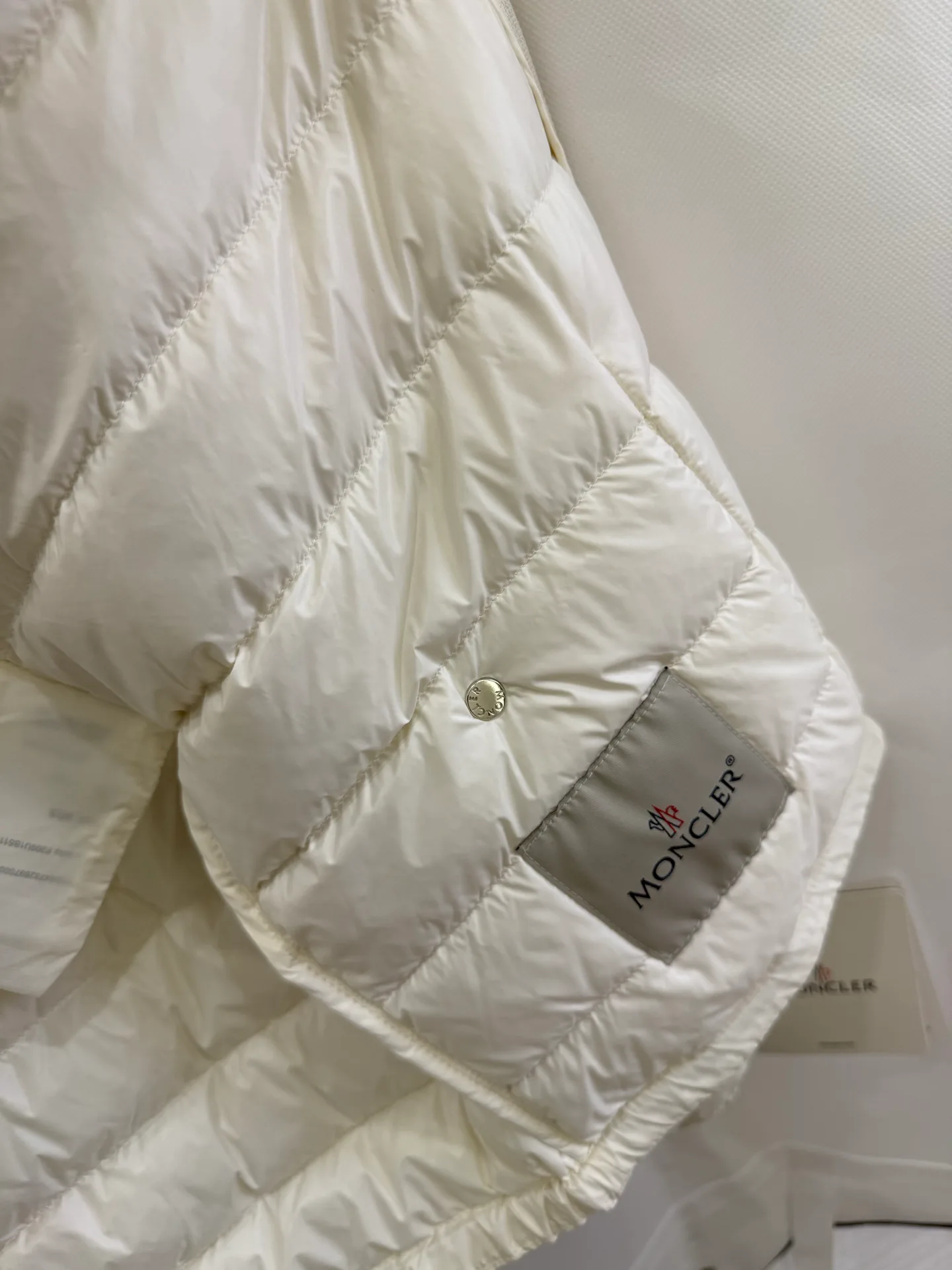 Women's Jackets And Down Jackets MONCLER 18043436