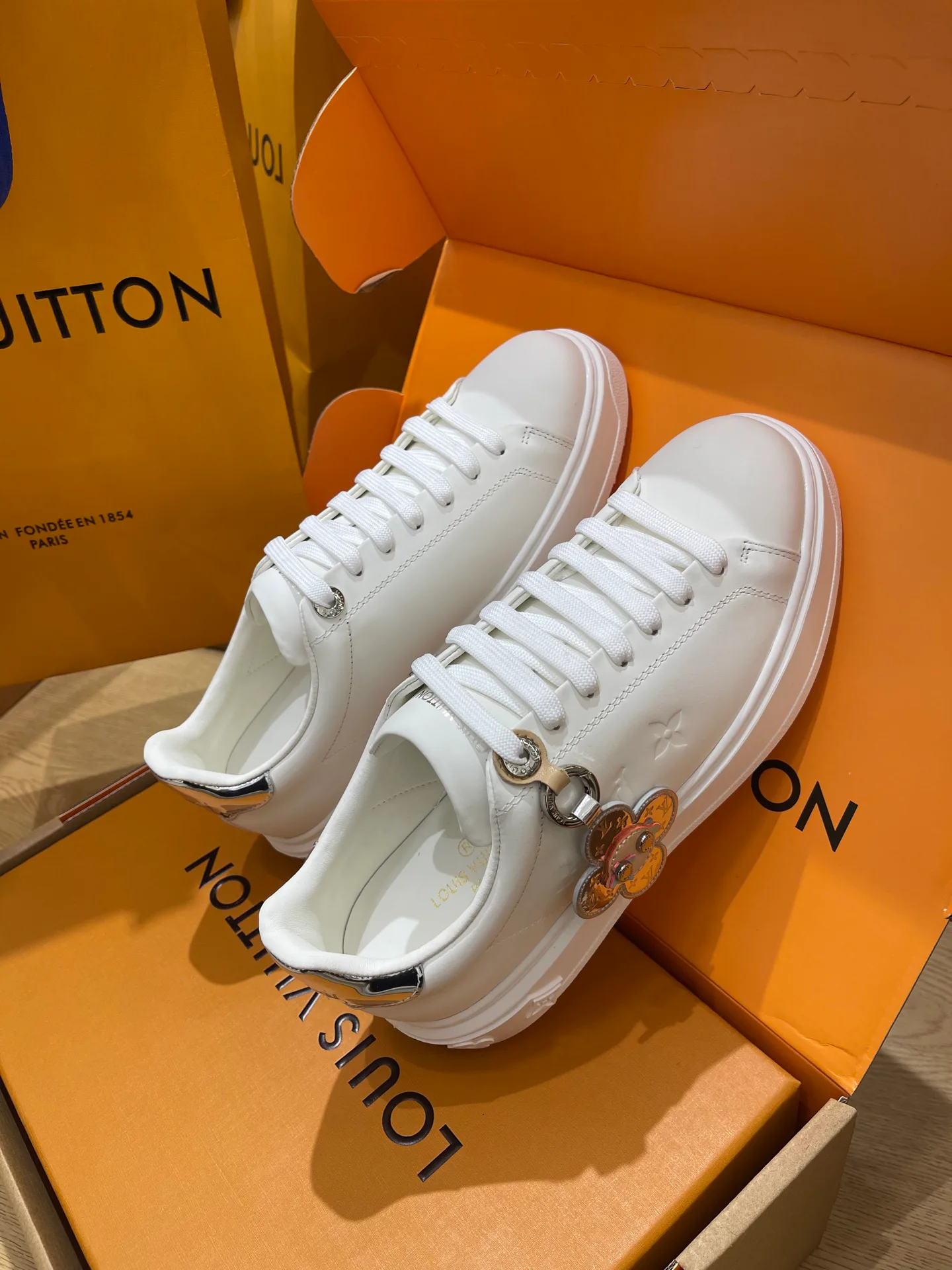 Women's Sneakers LOUIS VUITTON 18080228