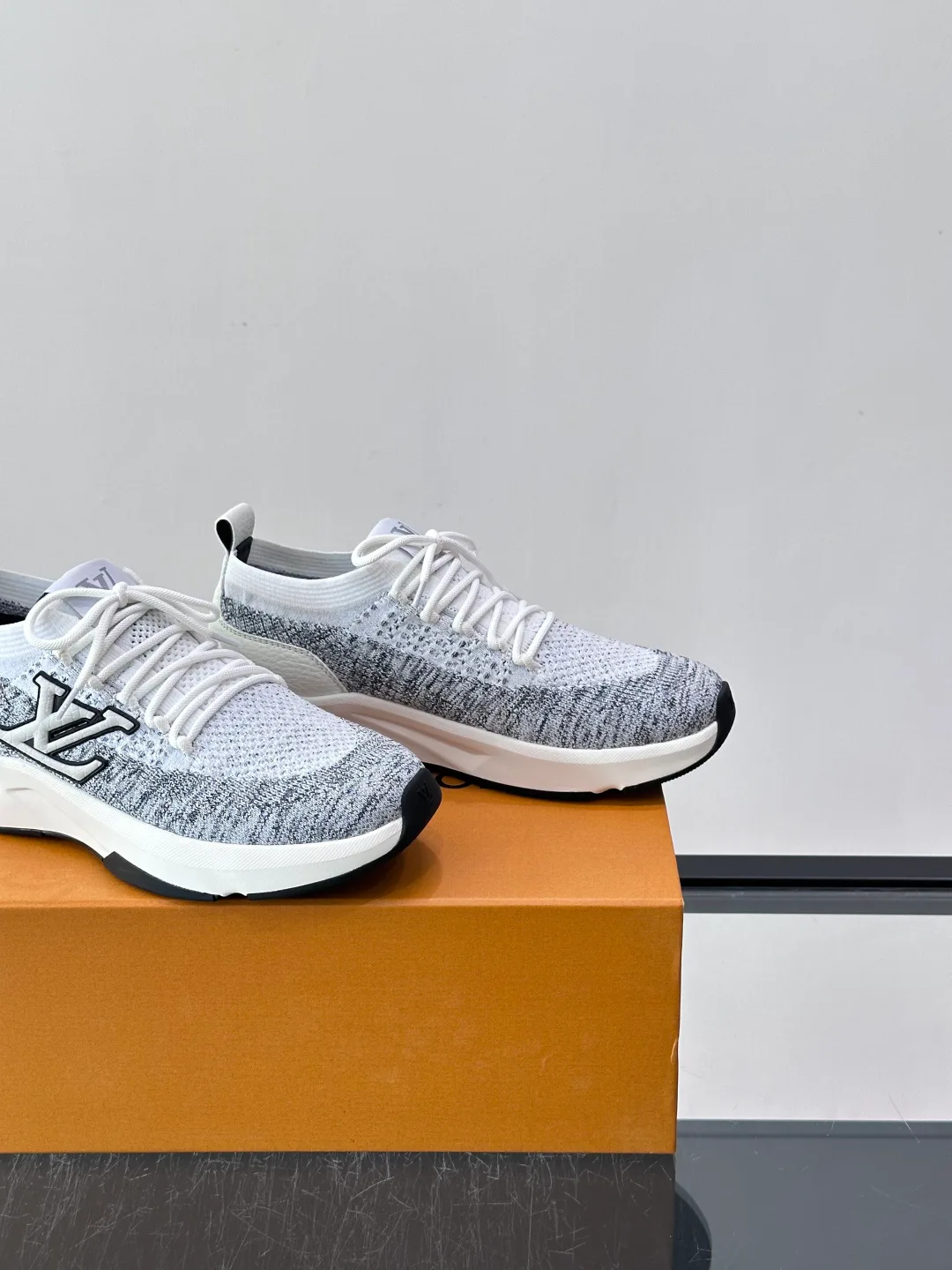 Men's Sneakers LOUIS VUITTON 18102387