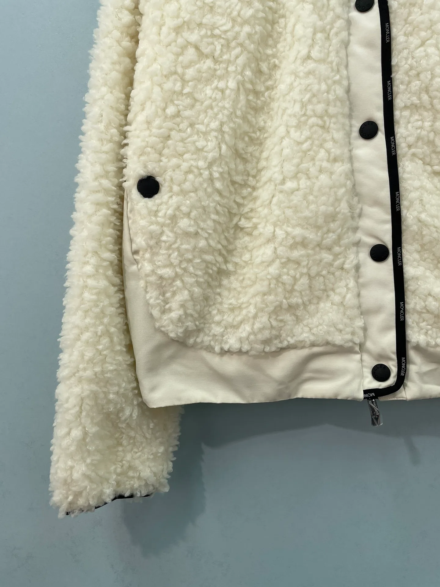 Women's Jackets And Down Jackets MONCLER 18308534