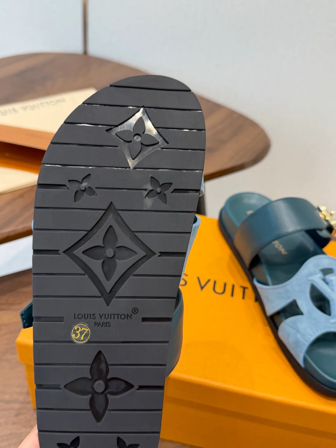 Шлепанцы Женские Louis Vuitton 18687520