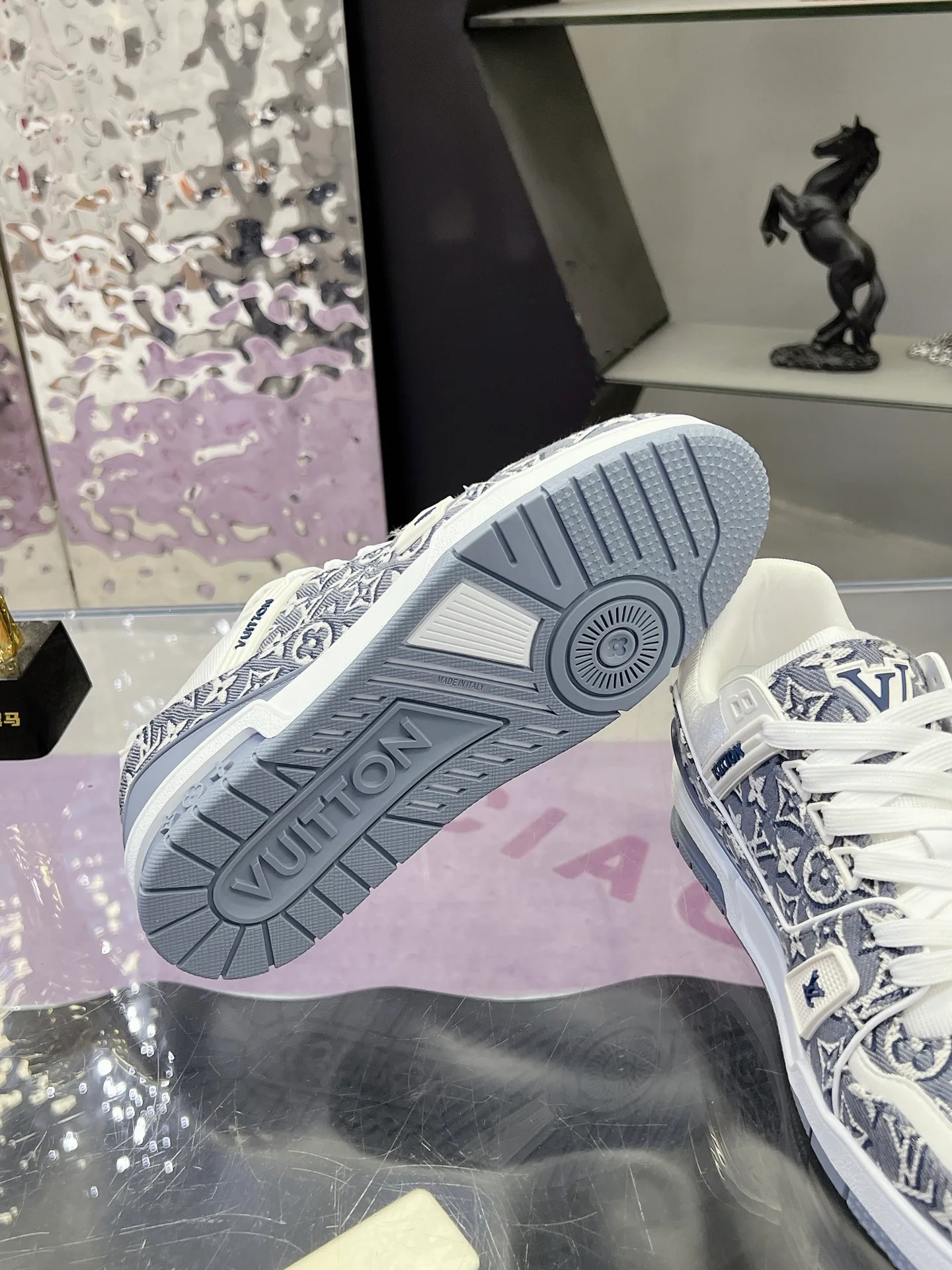 Women's Sneakers LOUIS VUITTON 17368600