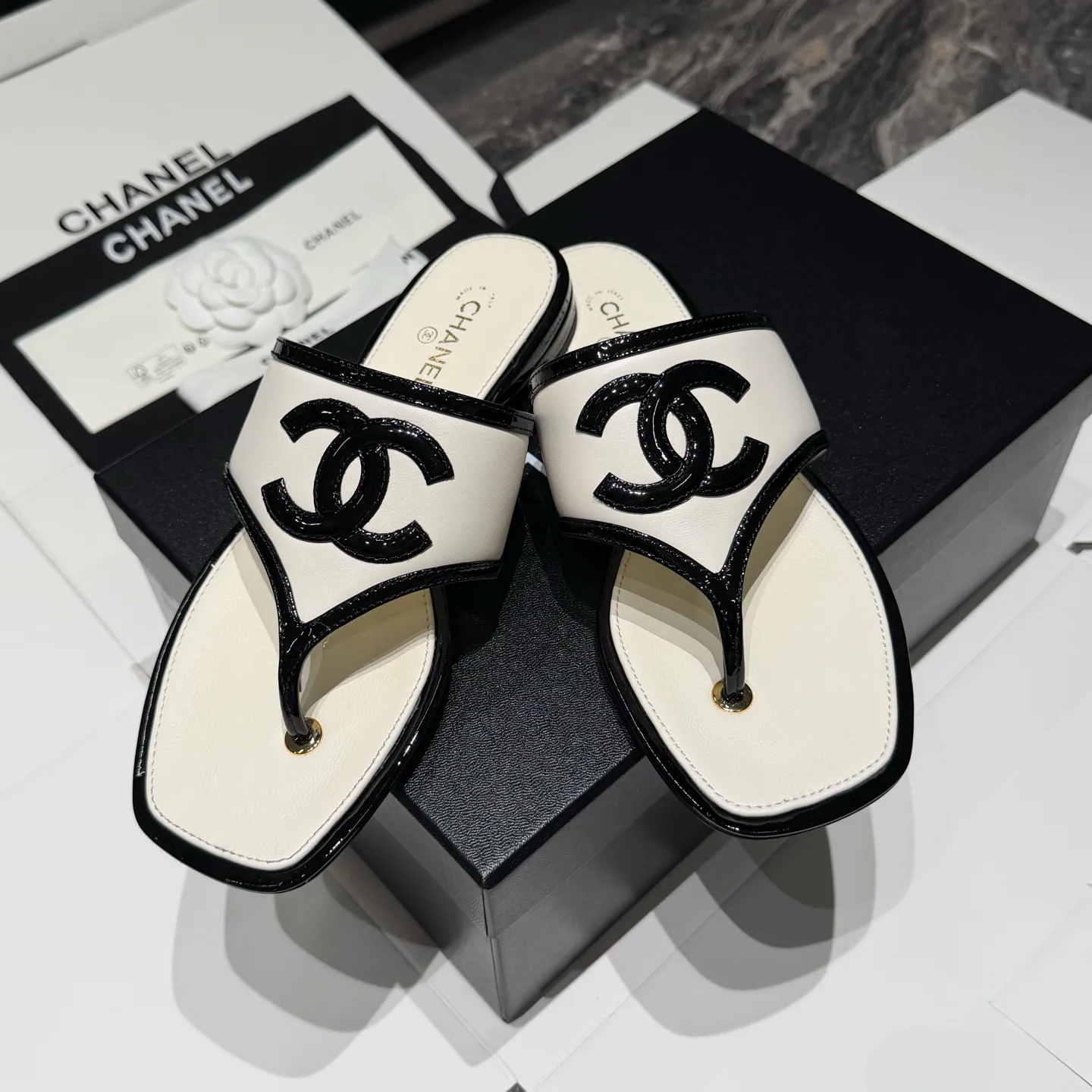 Women's Flip-Flops CHANEL 18121357