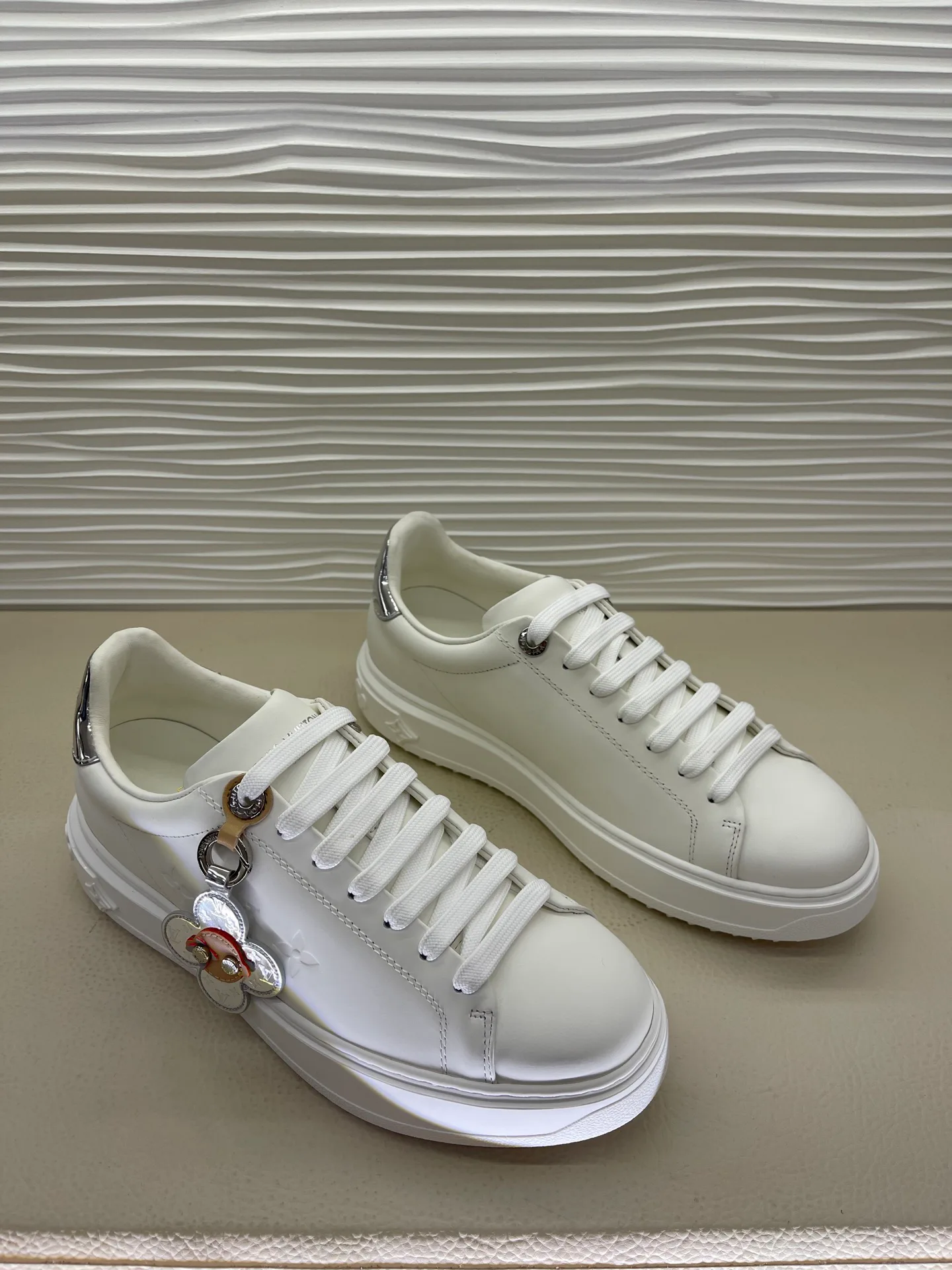 Women's Sneakers LOUIS VUITTON 18080228