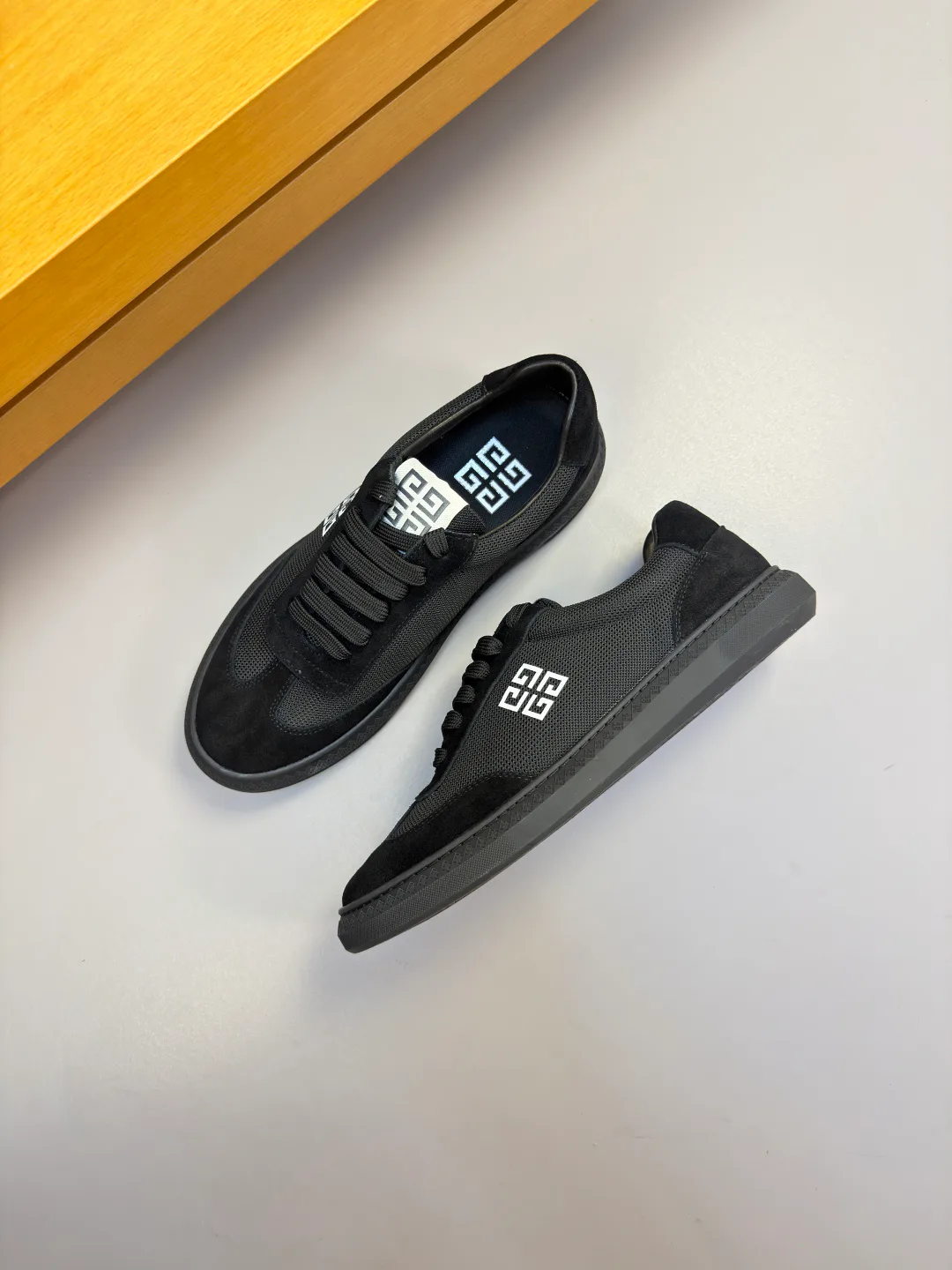 Кроссовки Женские Givenchy 18561951