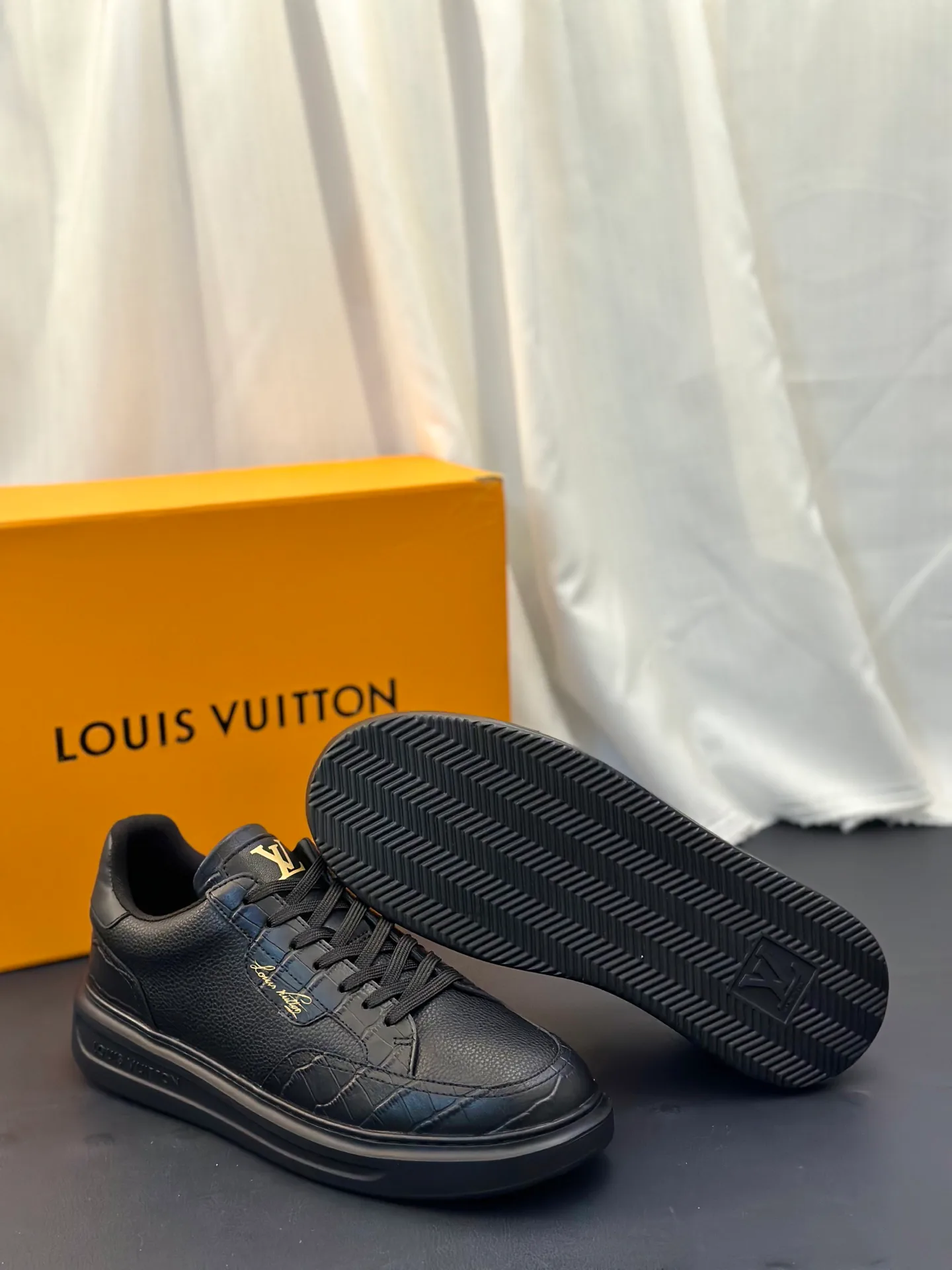 Кроссовки Мужские Louis Vuitton 18586717