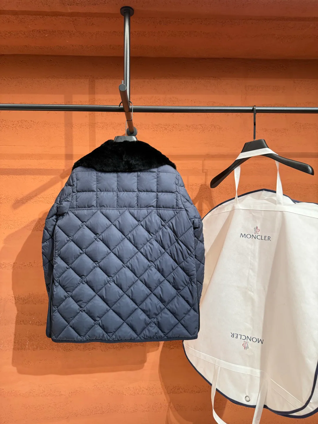 Women's Jackets And Down Jackets MONCLER 18387743