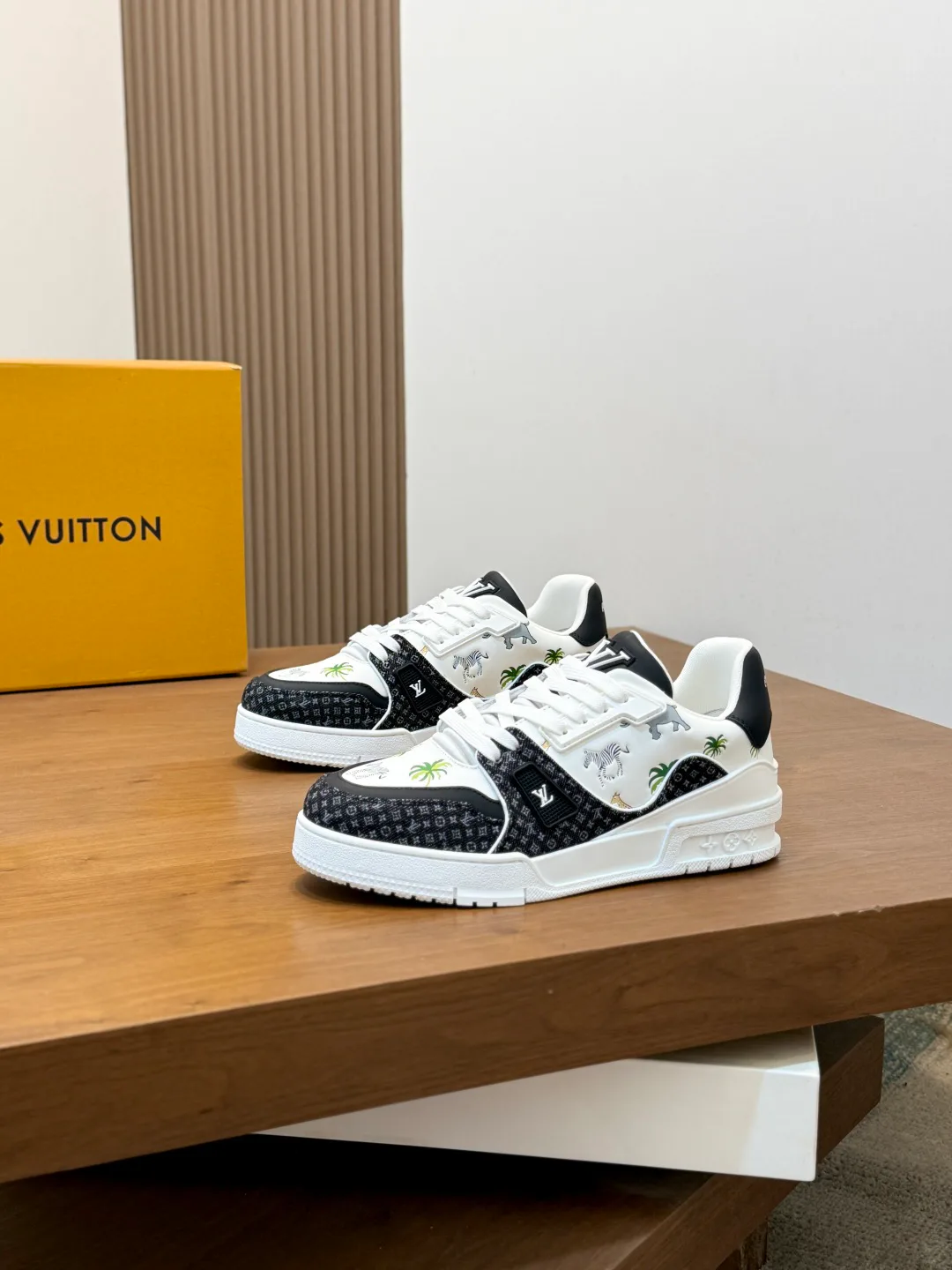 Men's Sneakers LOUIS VUITTON 18234377