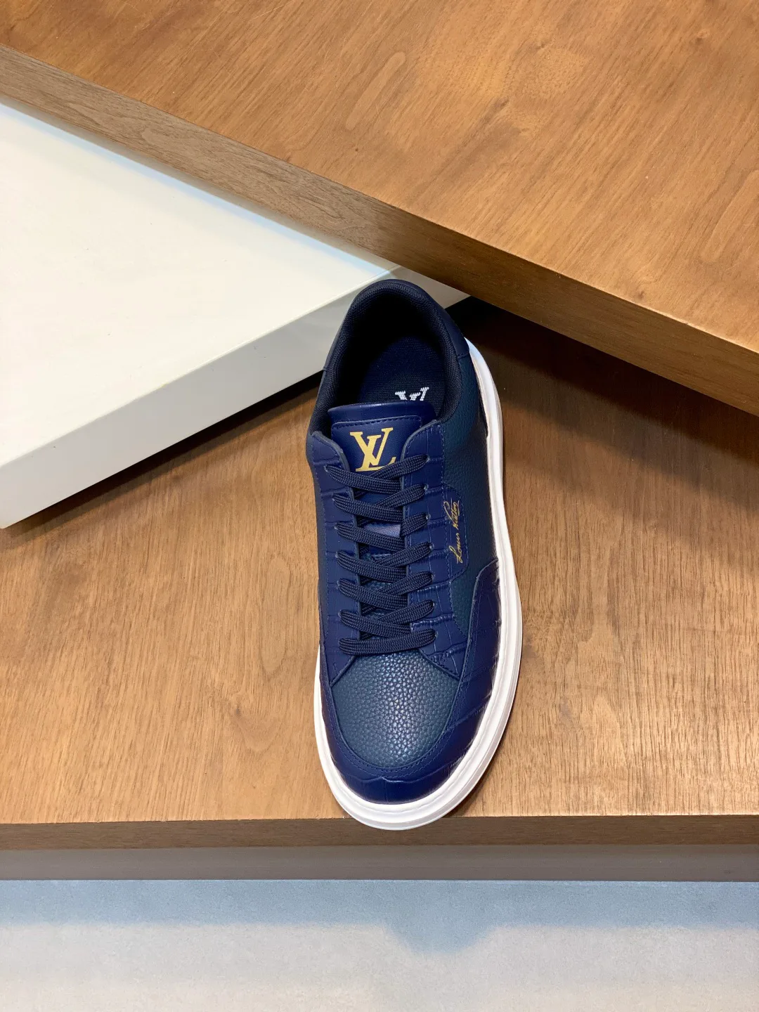 Men's Sneakers LOUIS VUITTON 18265109