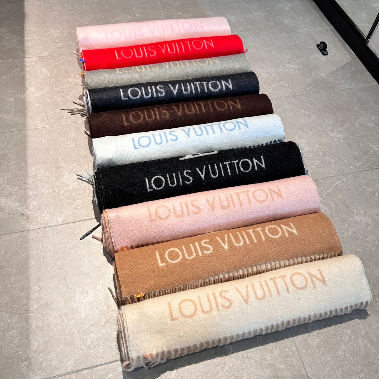 Scarves LOUIS VUITTON 18507447
