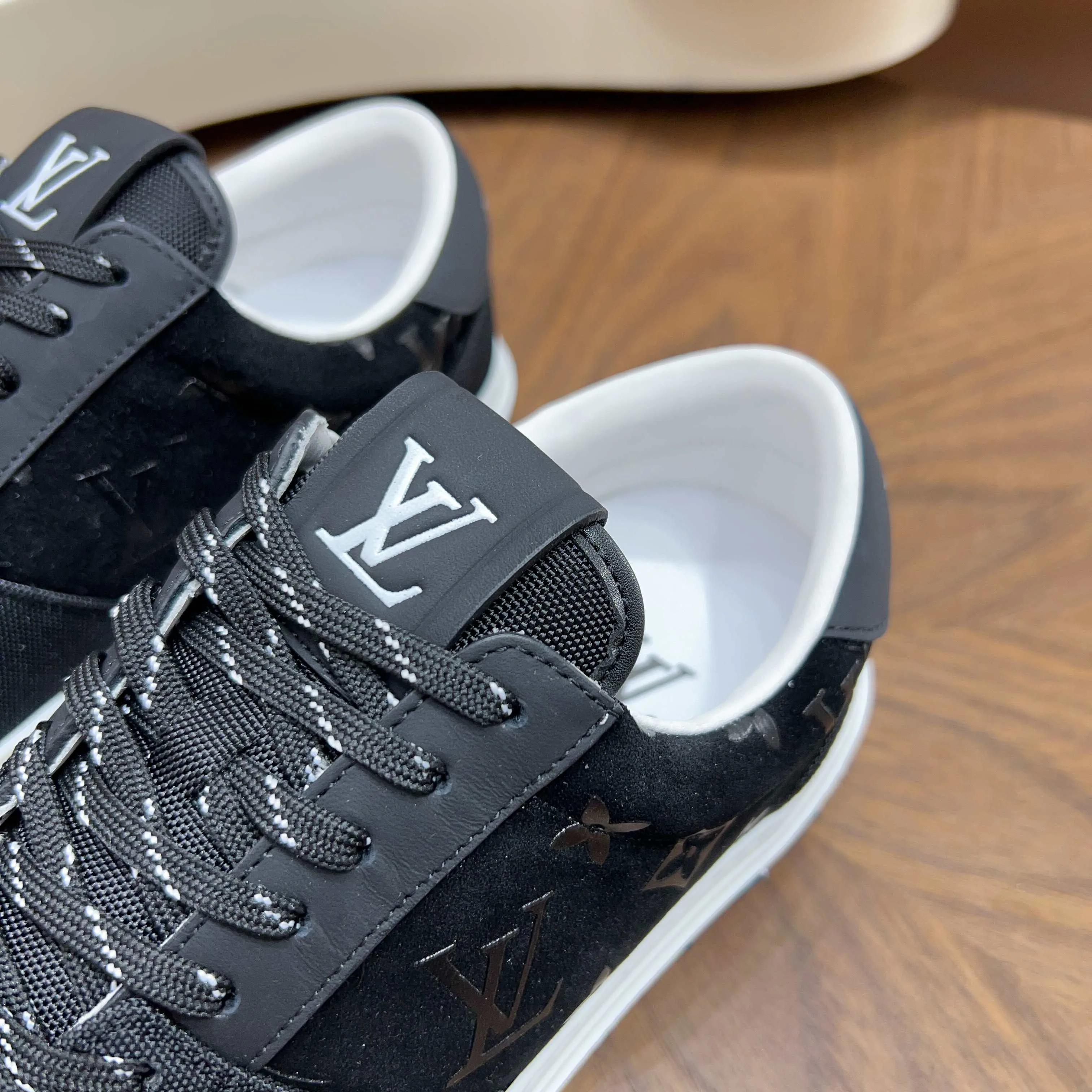 Men's Sneakers LOUIS VUITTON 18117093