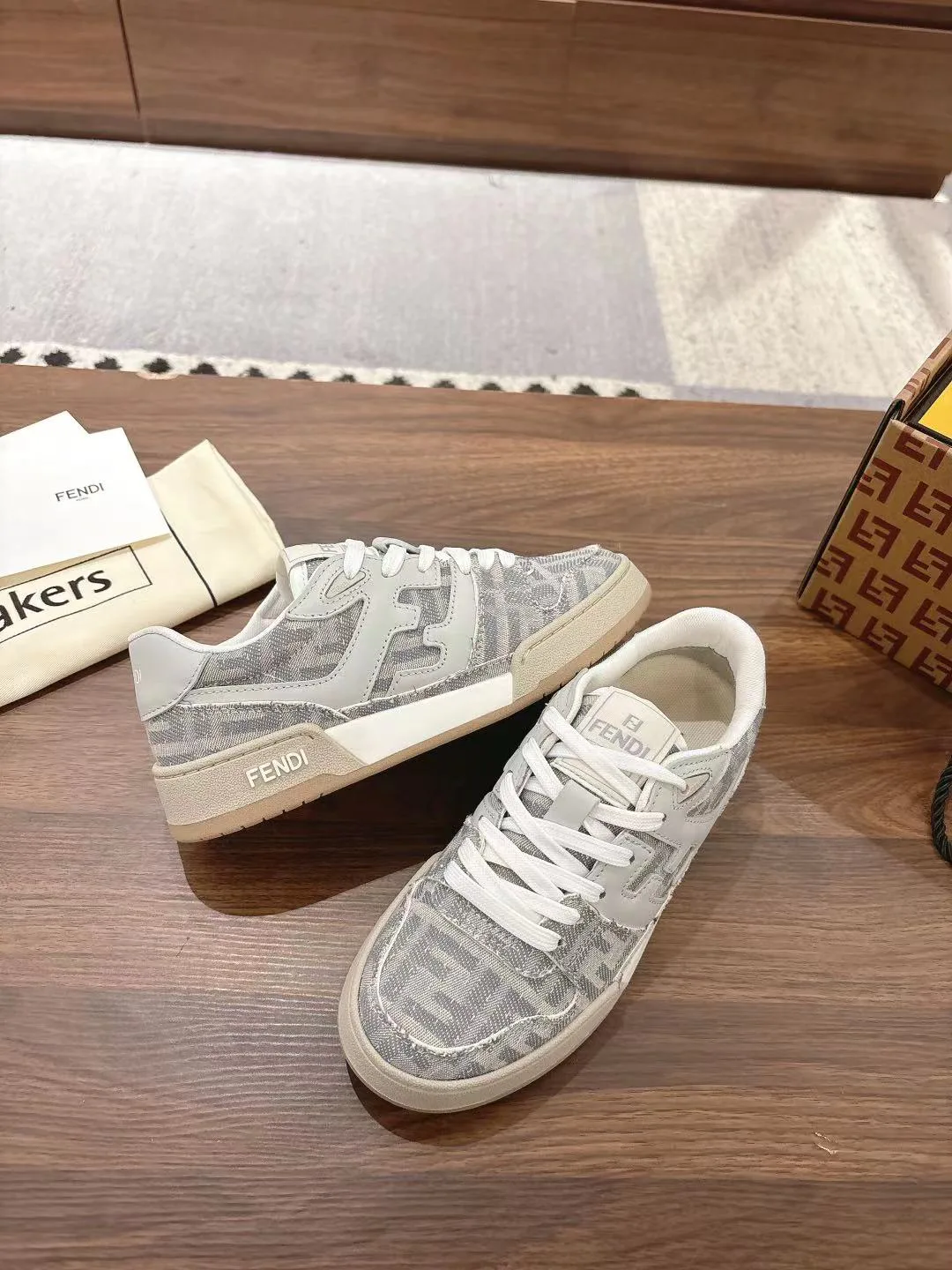 Women's Sneakers FENDI 18219620