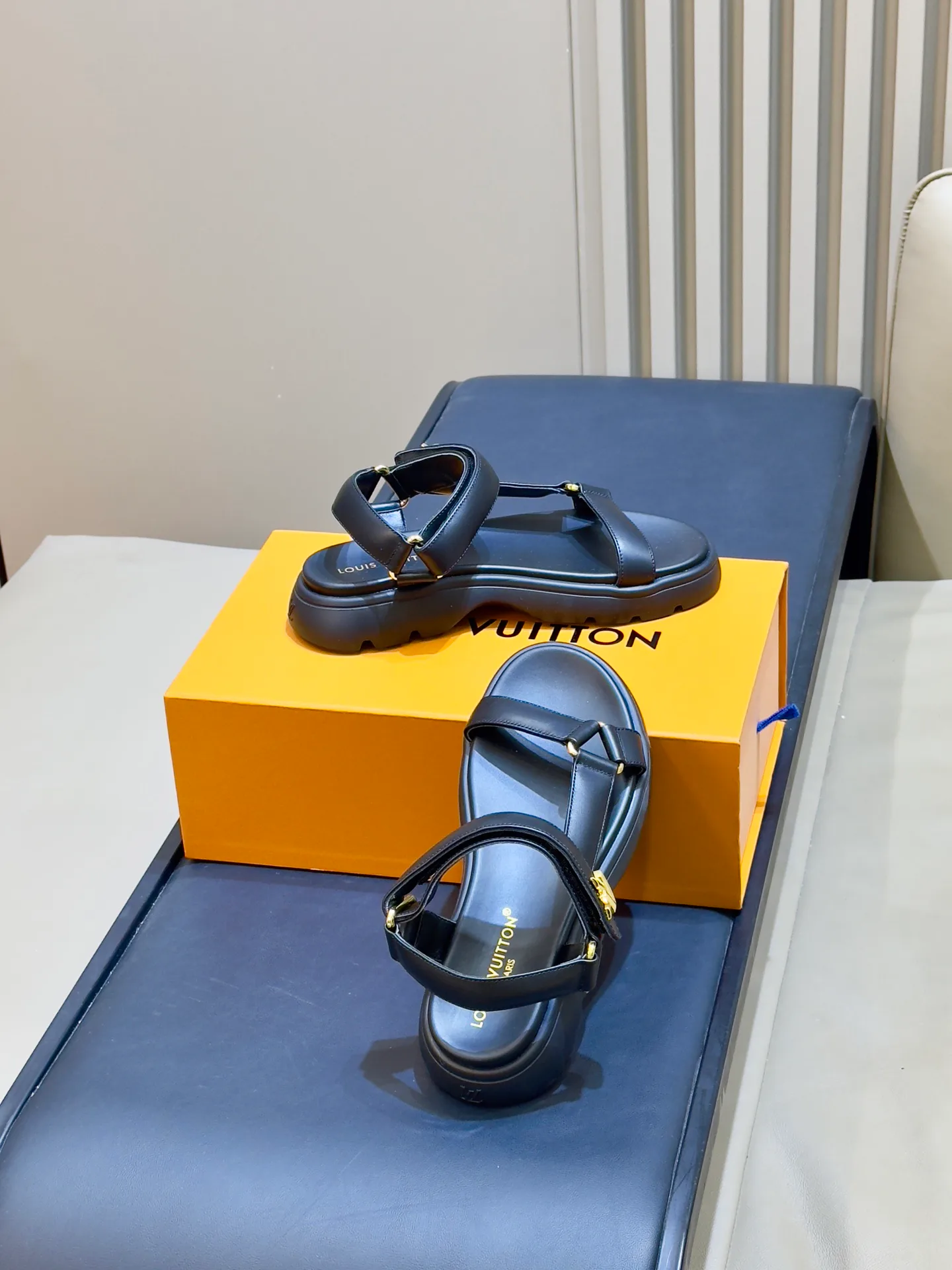 Women's Open-Toe Sandals LOUIS VUITTON 18073537