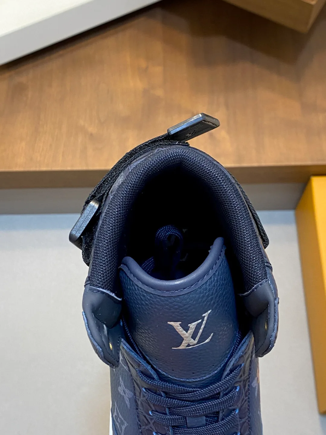 Men's Sneakers LOUIS VUITTON 18265101