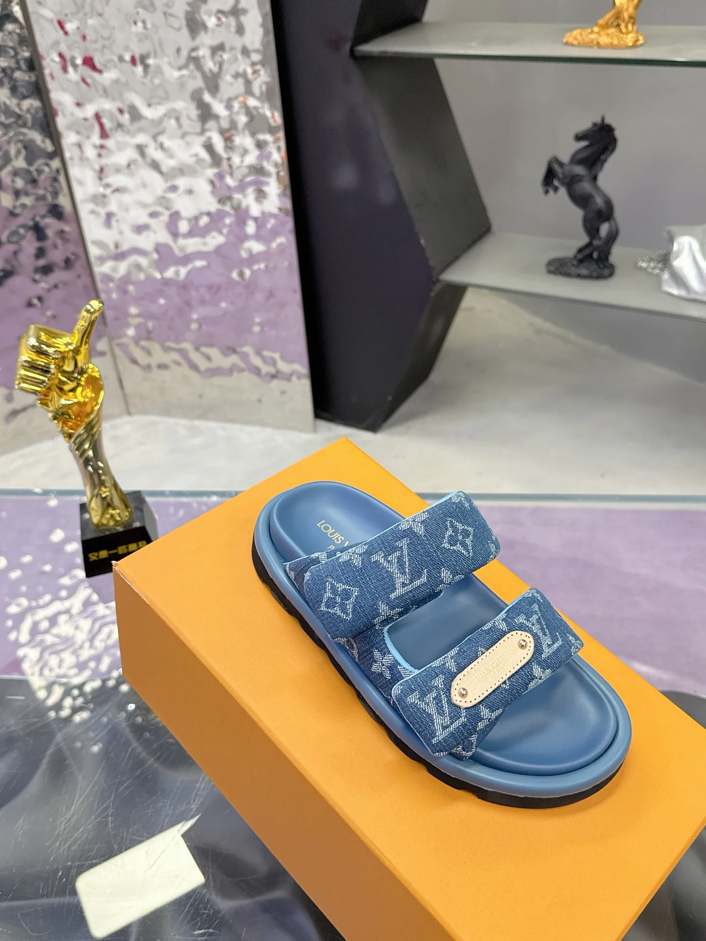 Women's Flip-Flops LOUIS VUITTON 17530463
