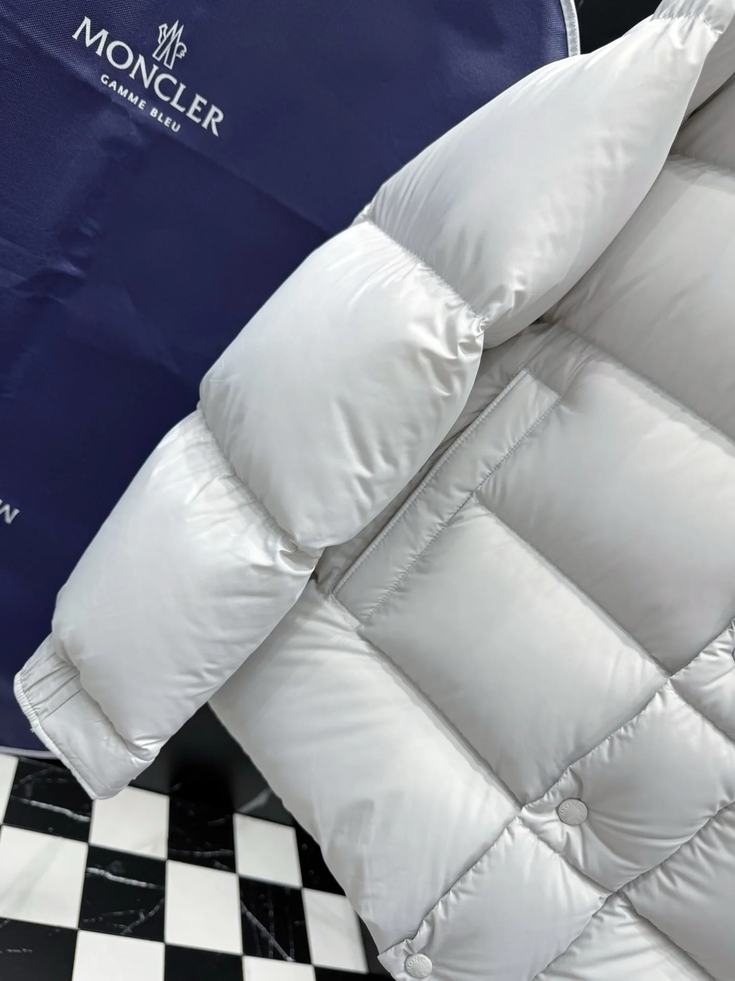 Women's Jackets And Down Jackets MONCLER 18035670