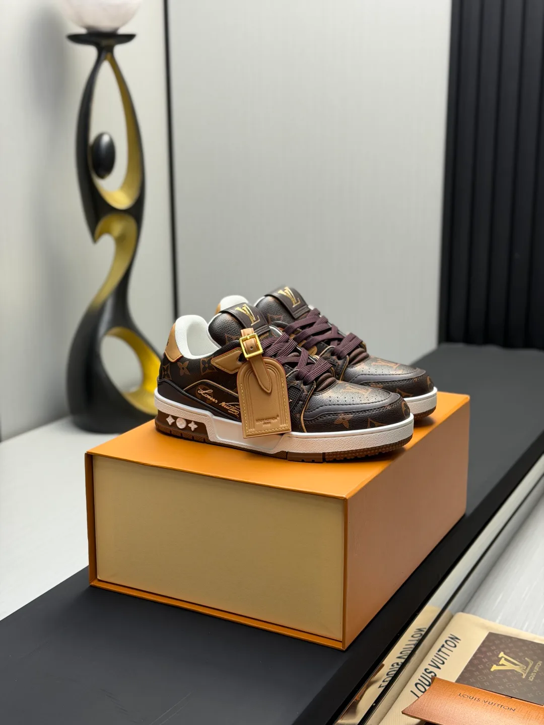 Women's Sneakers LOUIS VUITTON 18011586