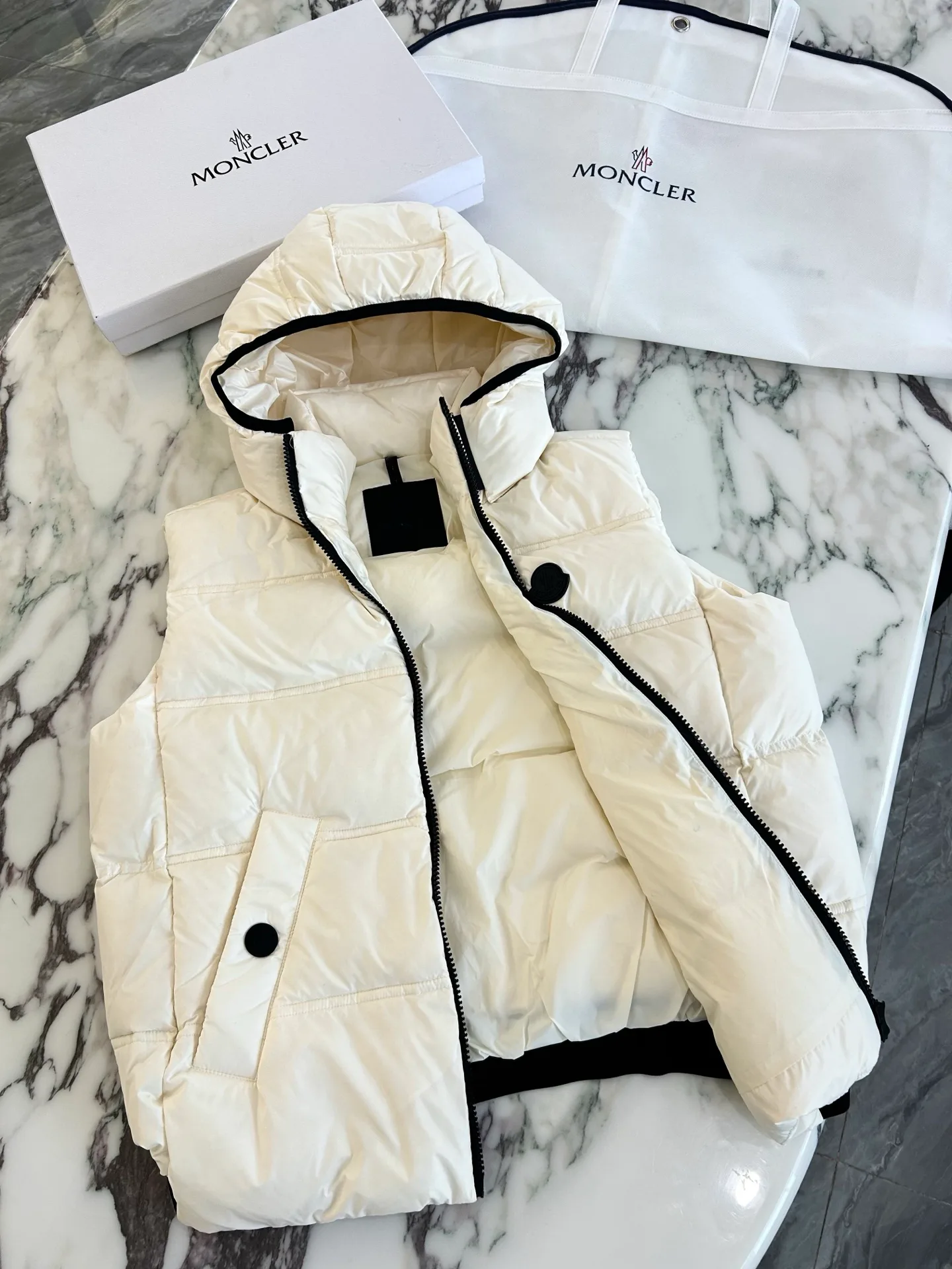 Women's Vests MONCLER 17904509