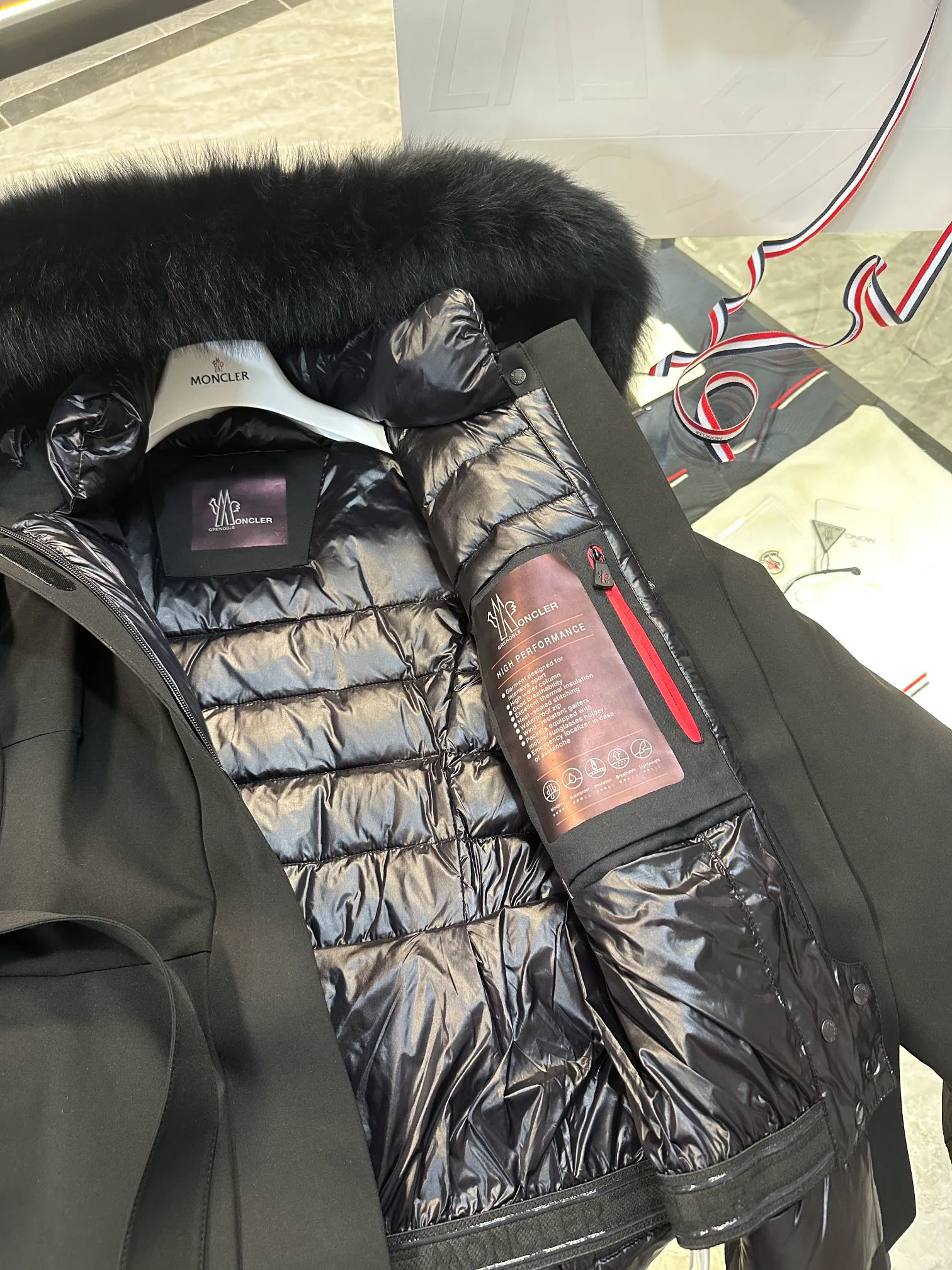 Women's Jackets And Down Jackets MONCLER 18133804