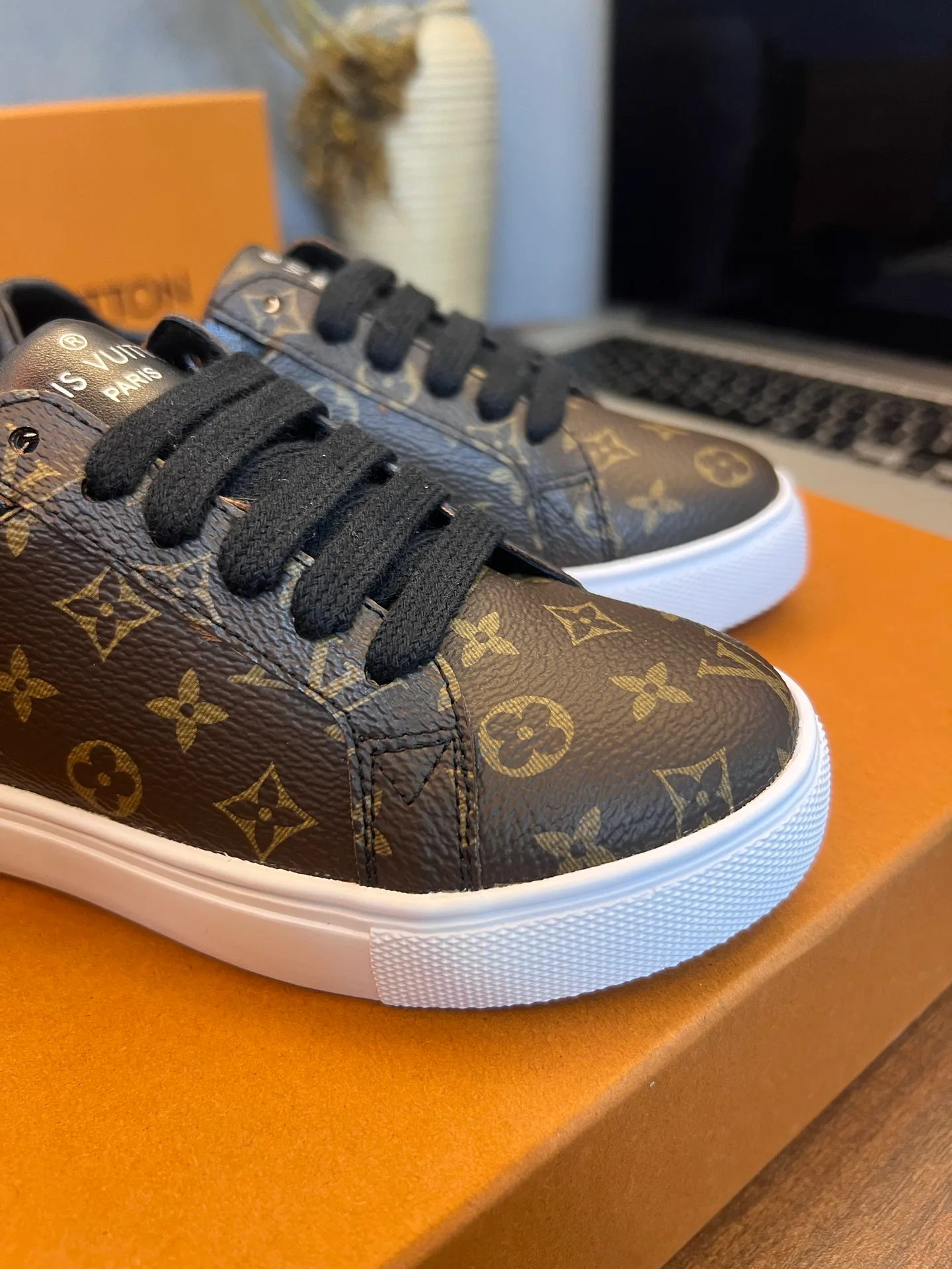 Women's Sneakers LOUIS VUITTON 18077535