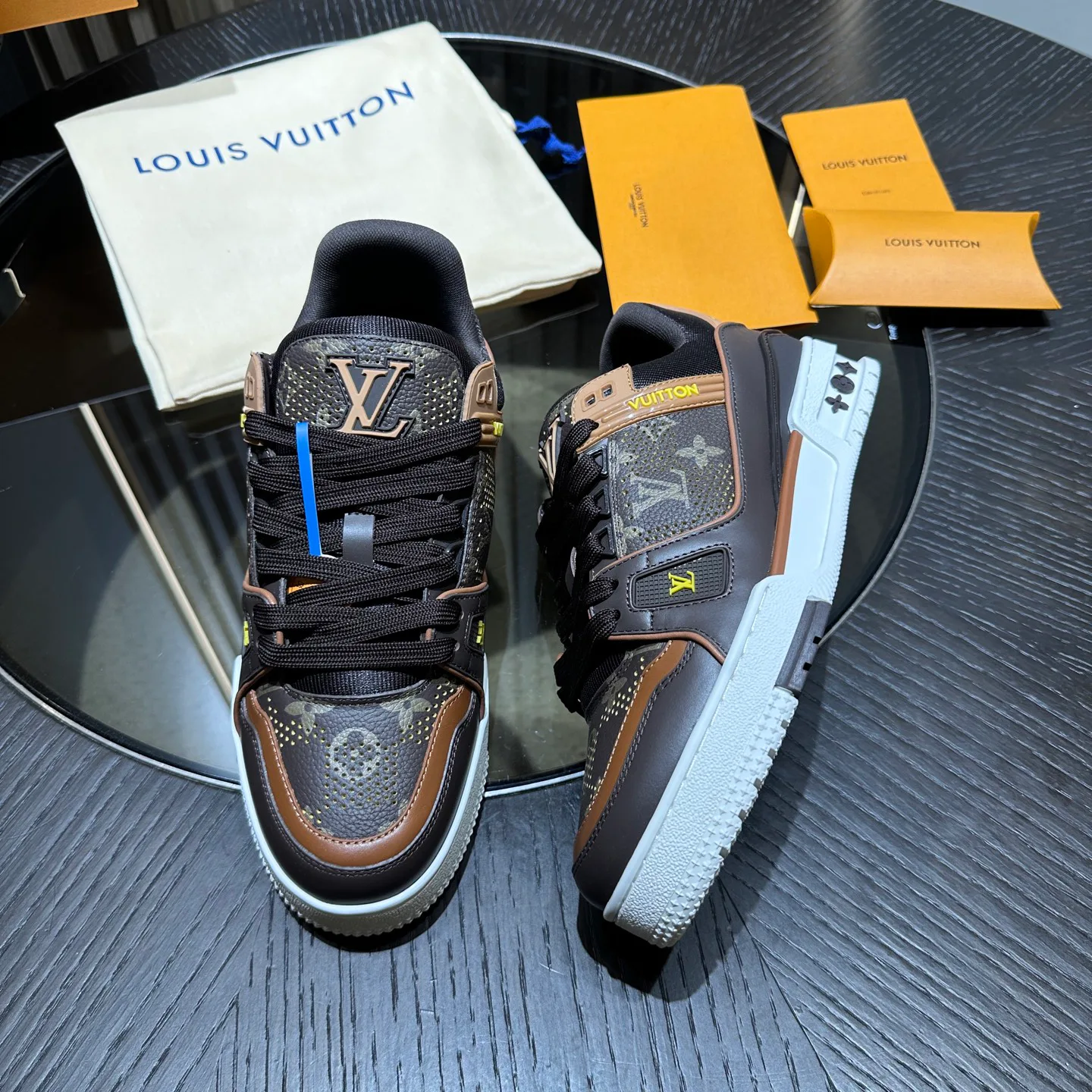 Men's Sneakers LOUIS VUITTON 18192486