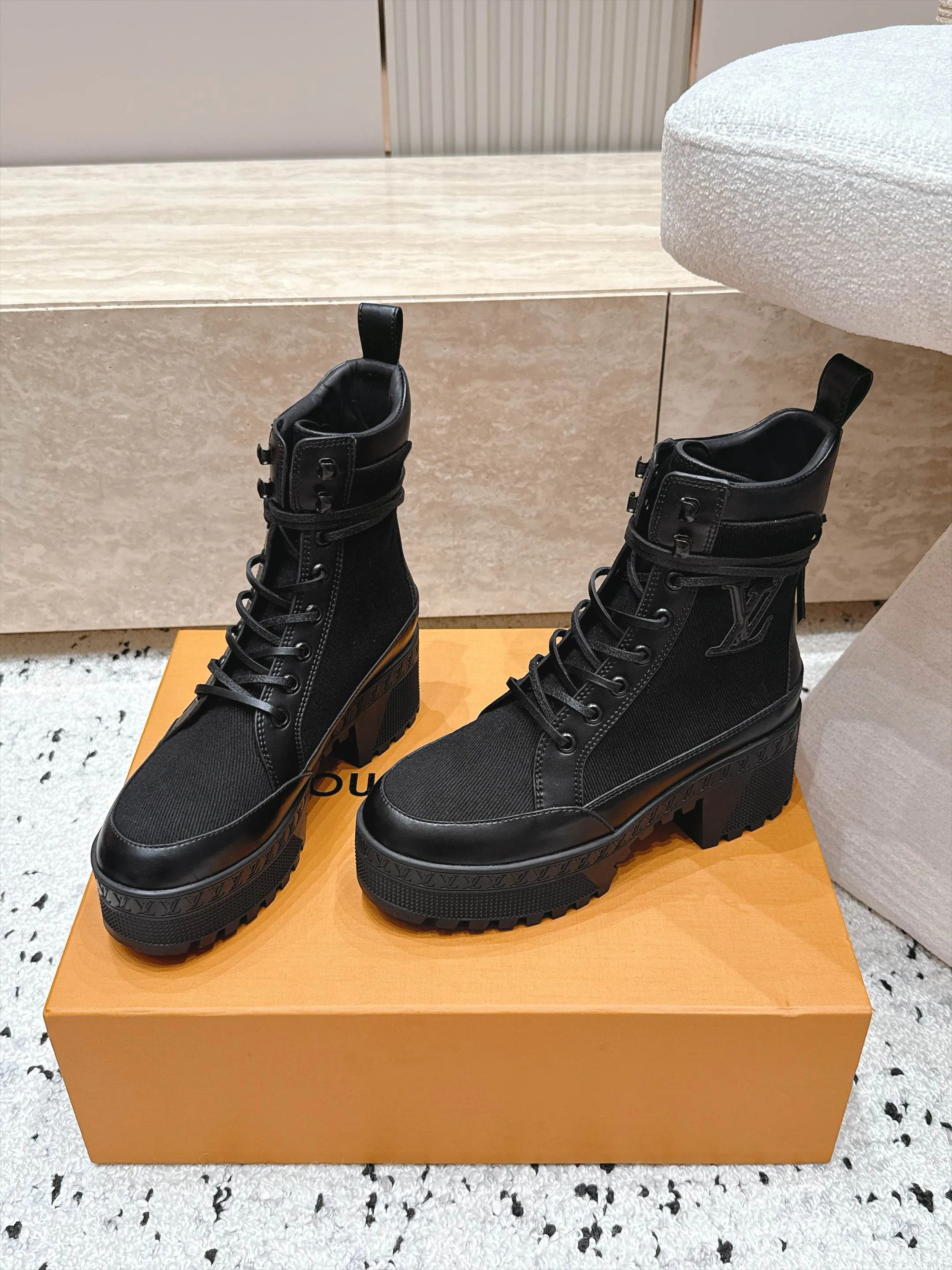 Ботинки Женские Louis Vuitton 18636714