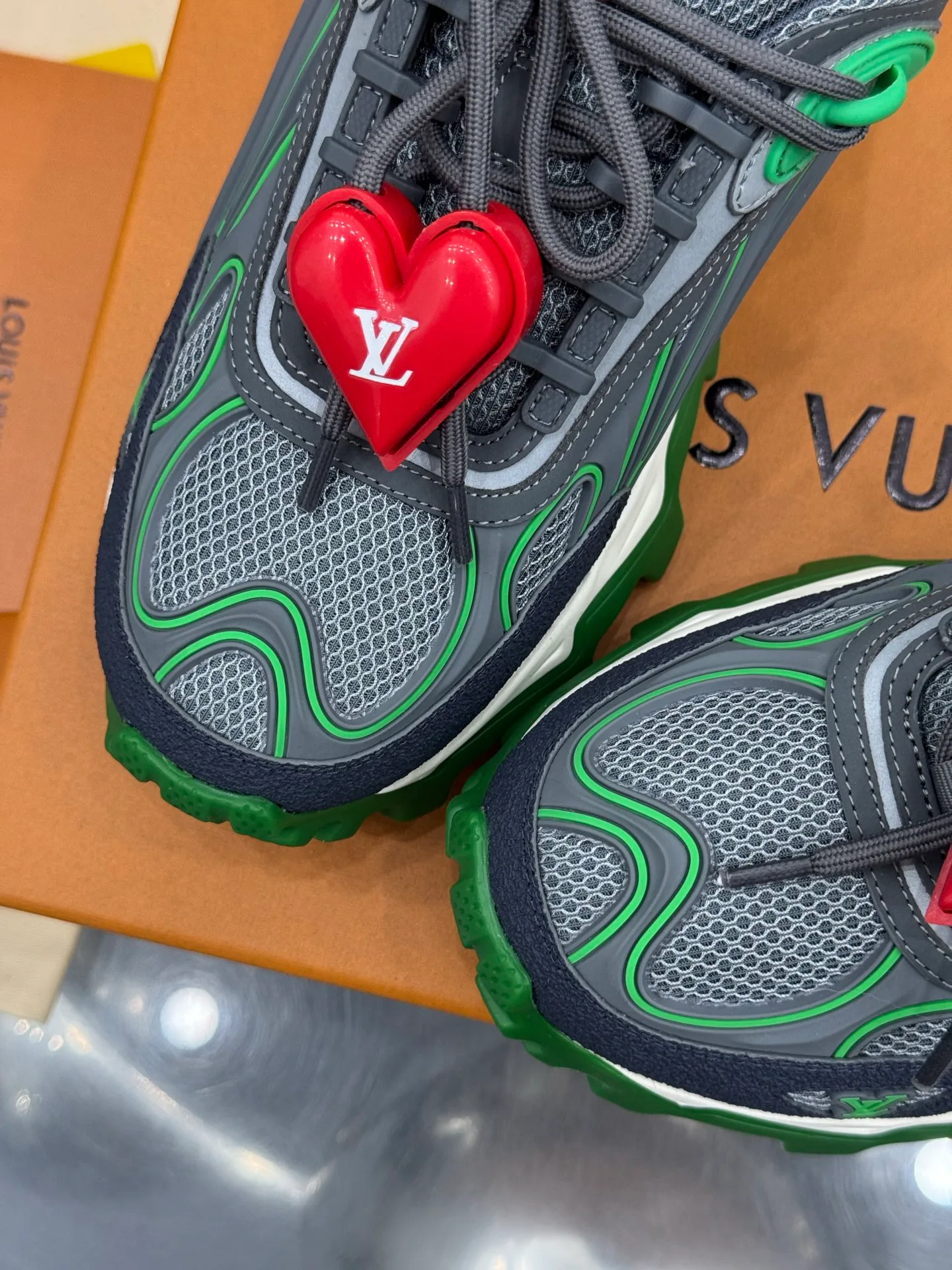 Men's Sneakers LOUIS VUITTON 18202621