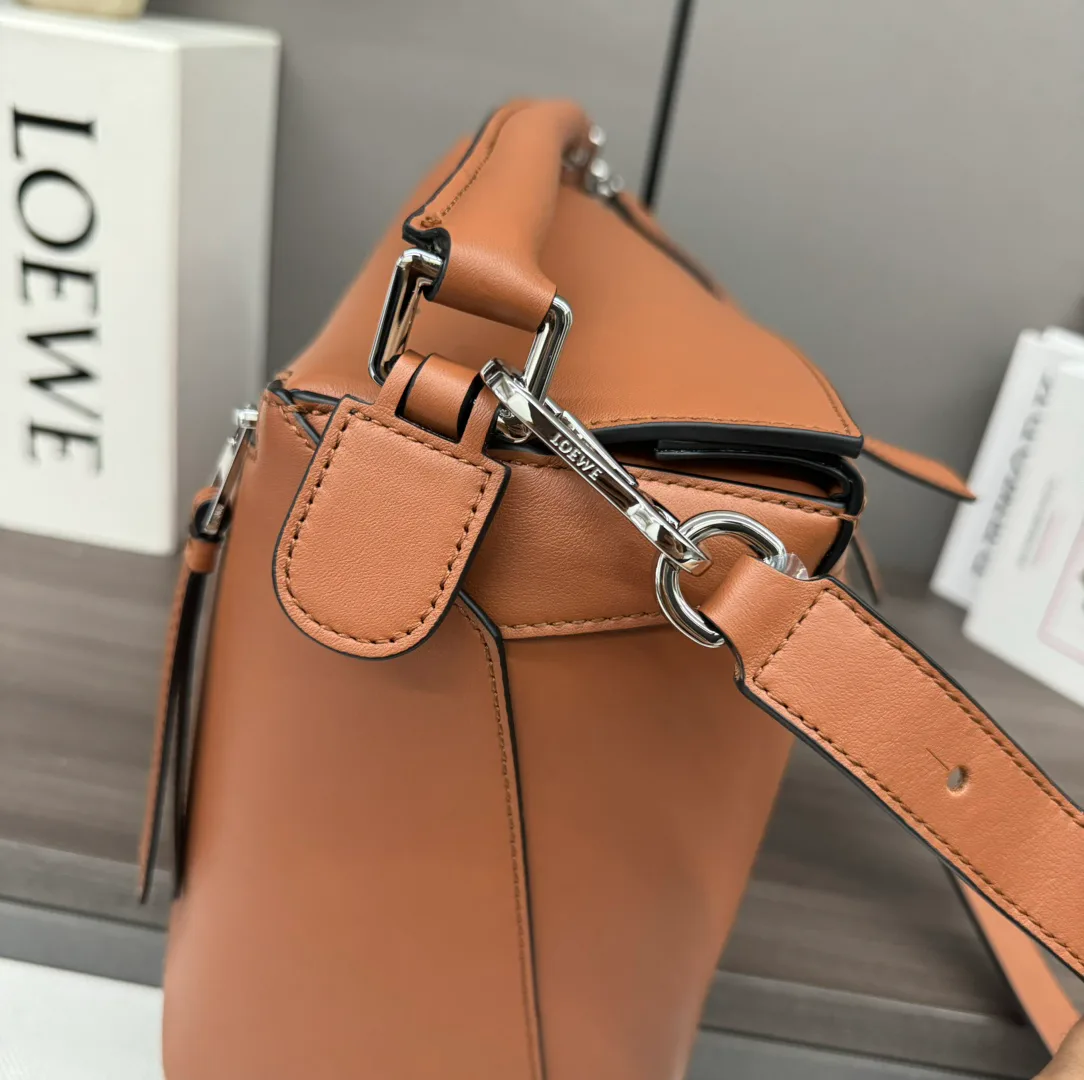 Women's Classic Handbags LOEWE 18030373