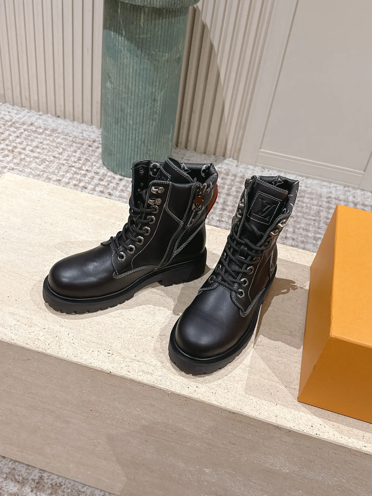 Women's Ankle Boots LOUIS VUITTON 18397719