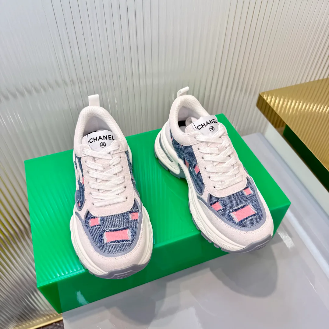Women's Sneakers CHANEL 18366953