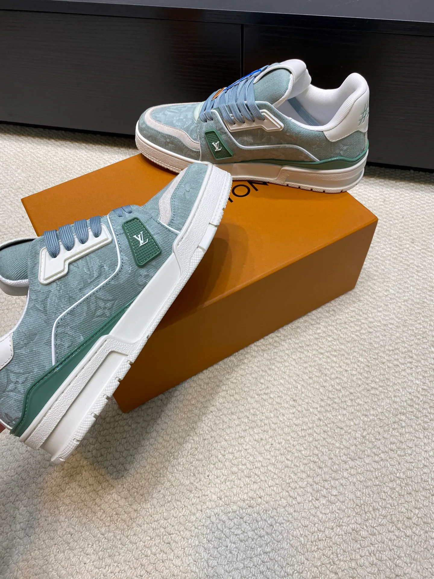 Women's Sneakers LOUIS VUITTON 17969026