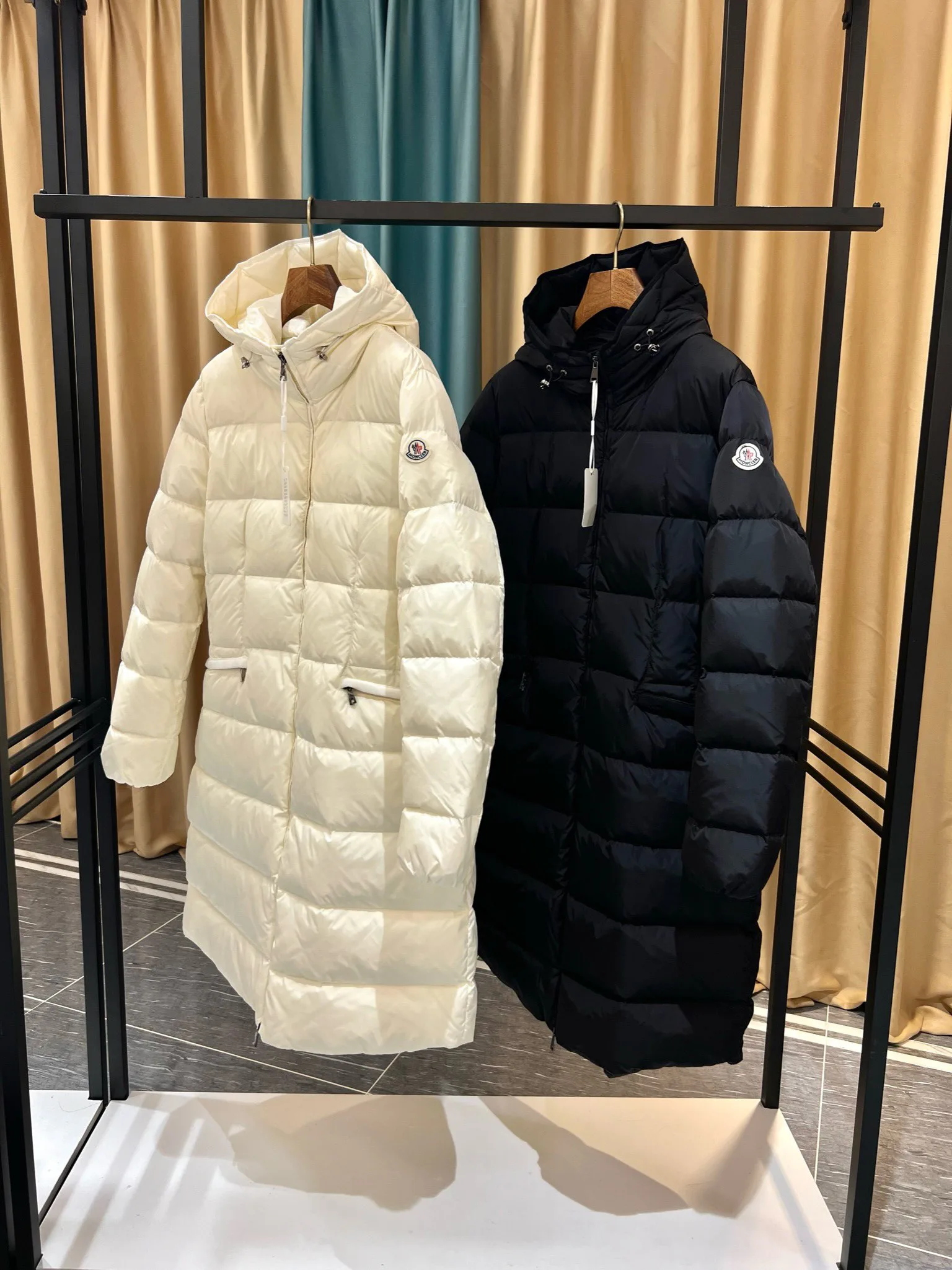 Women's Jackets And Down Jackets MONCLER 18111548