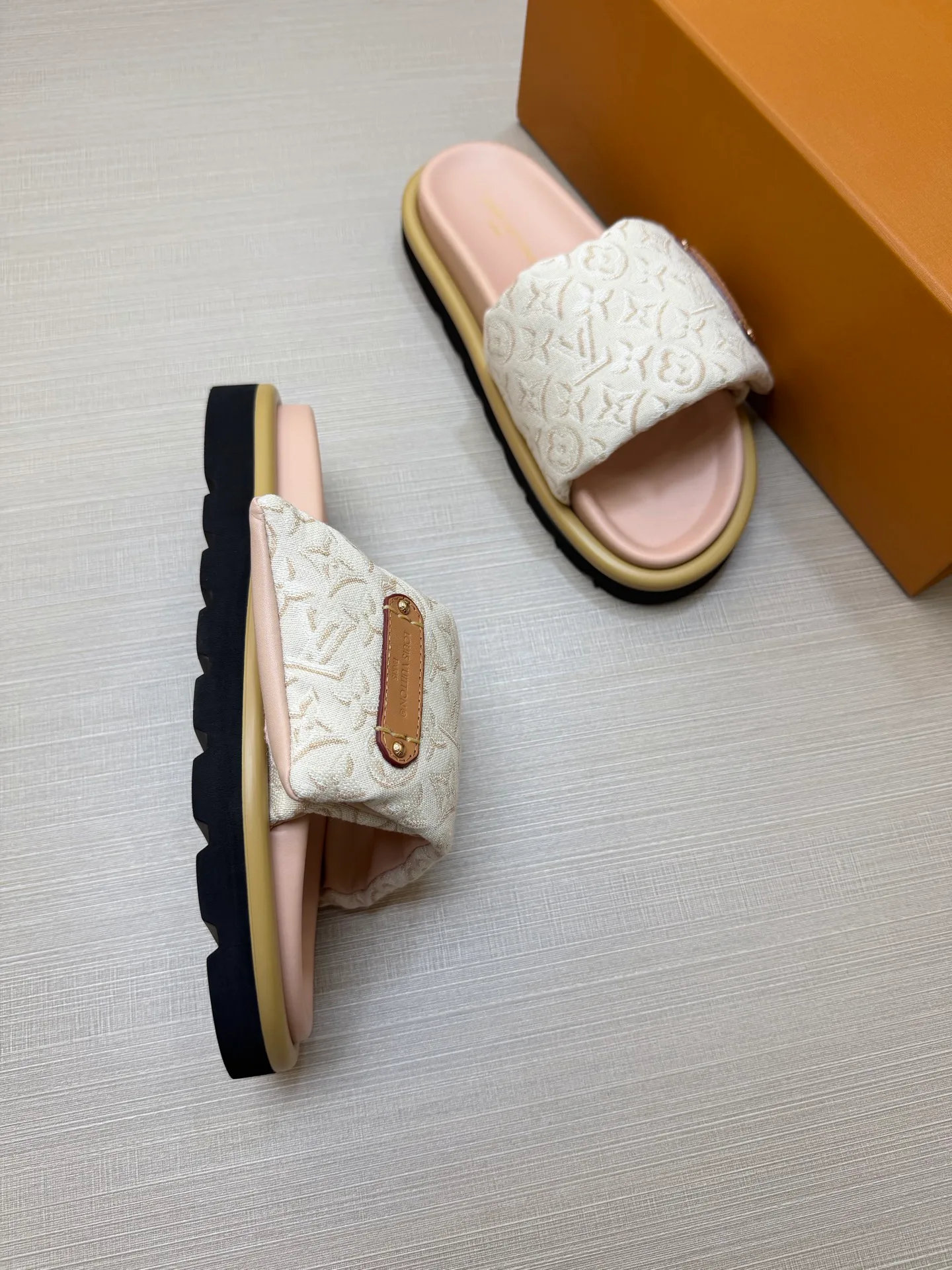Women's Flip-Flops LOUIS VUITTON 18011827