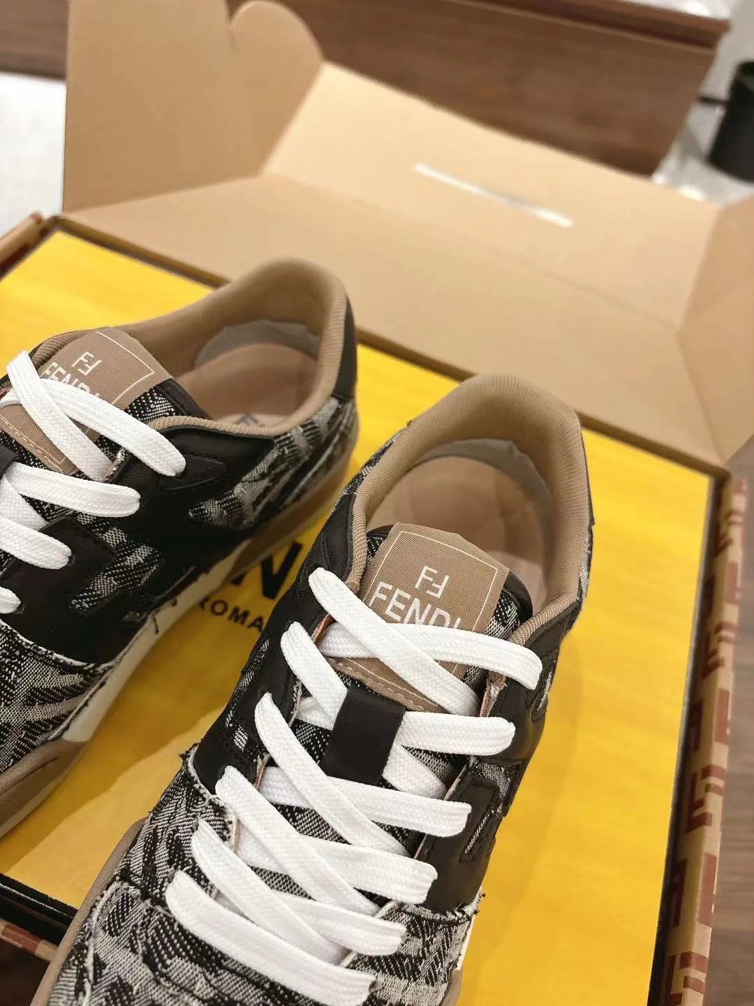 Women's Sneakers FENDI 18219621