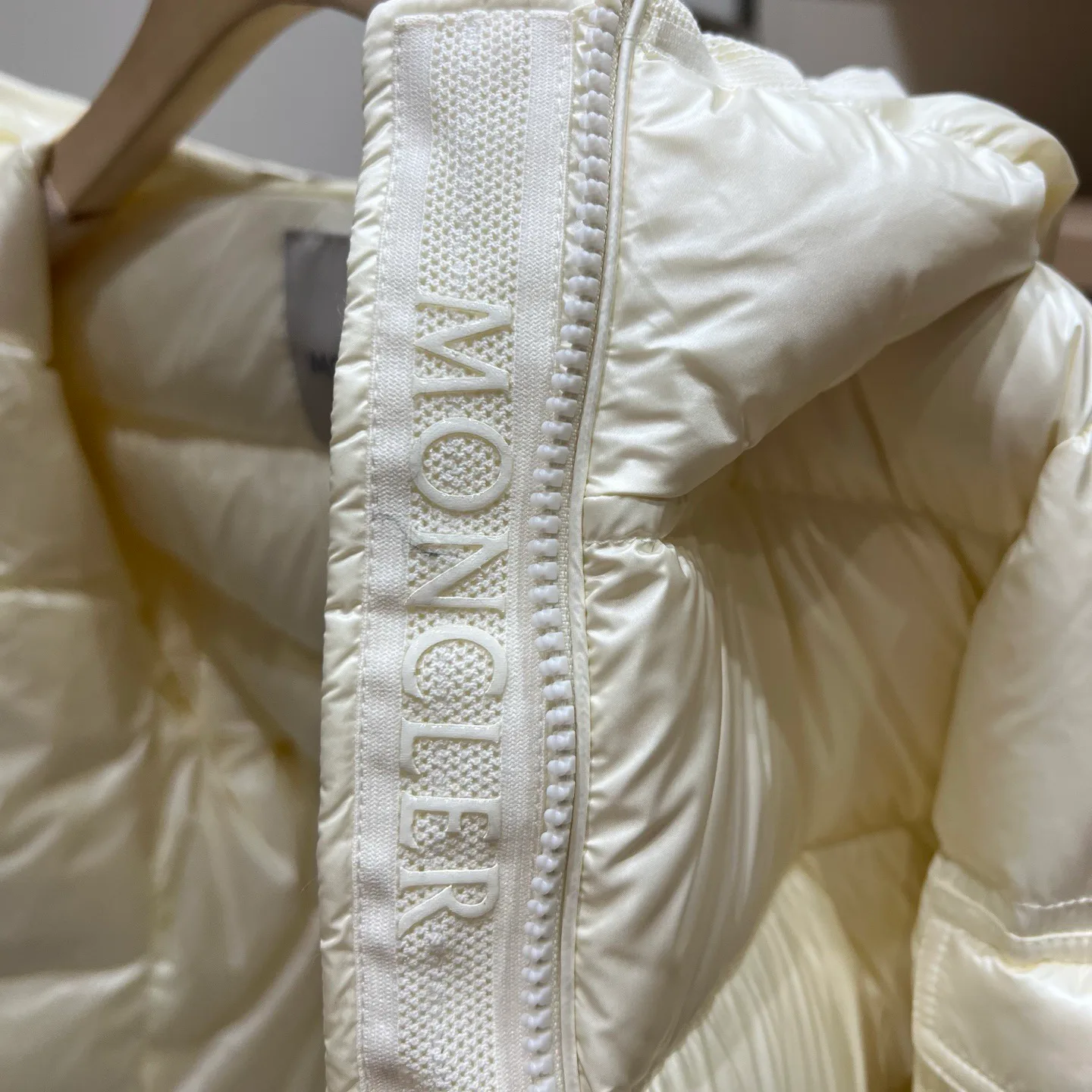 Women's Jackets And Down Jackets MONCLER 18043628