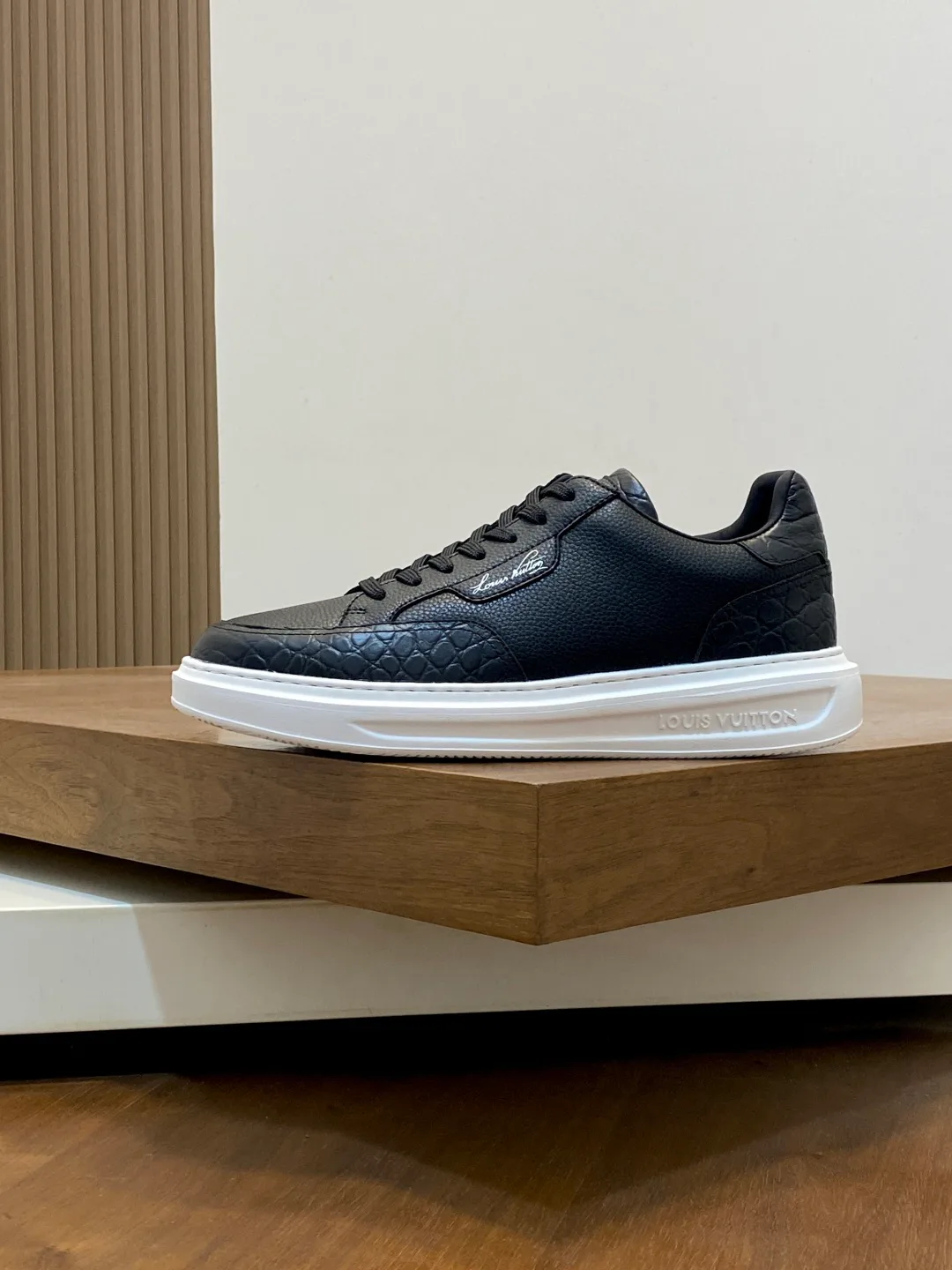 Men's Sneakers LOUIS VUITTON 18555434